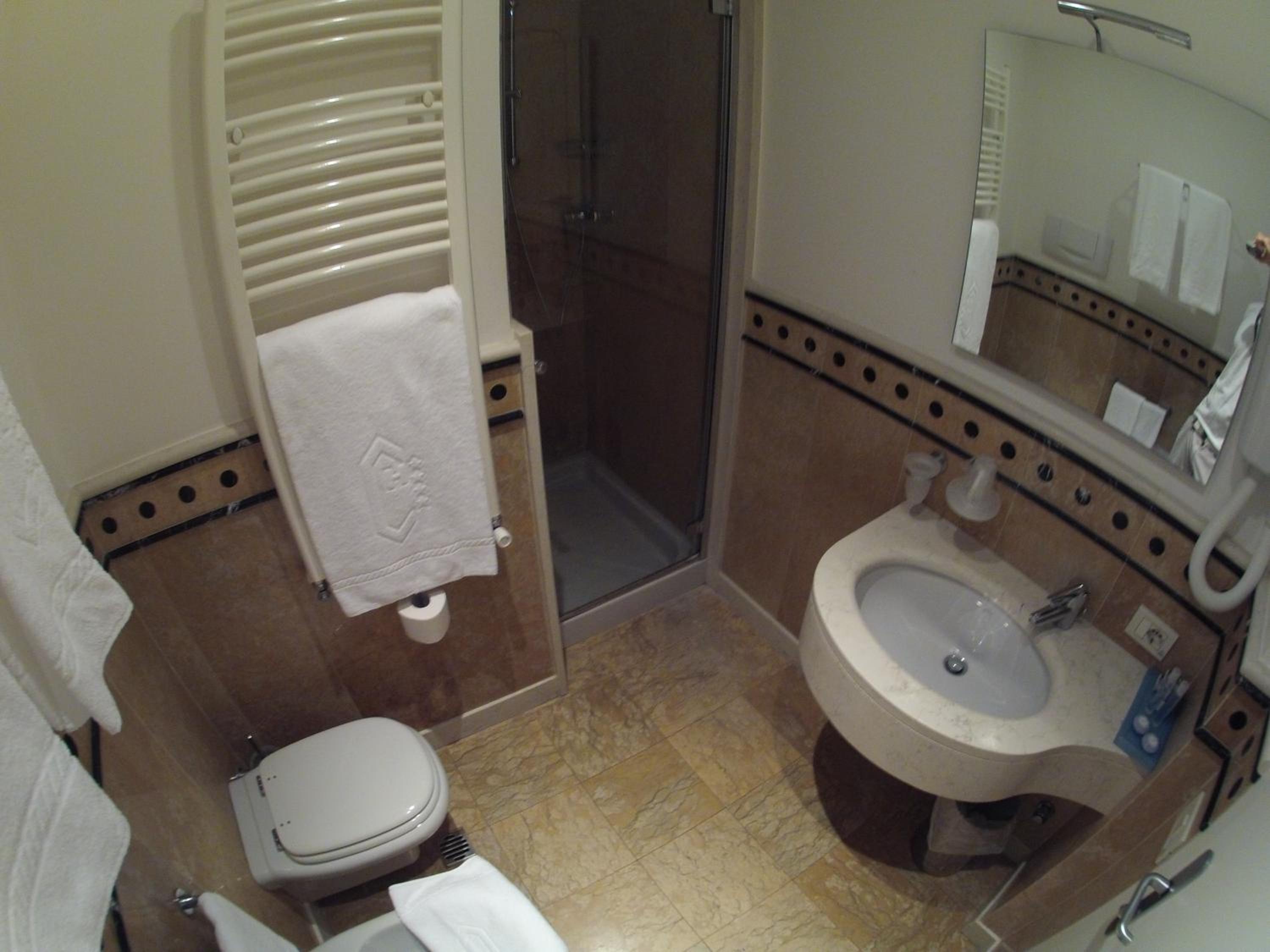 Double or Twin Room with Side Sea View - Photo 7
