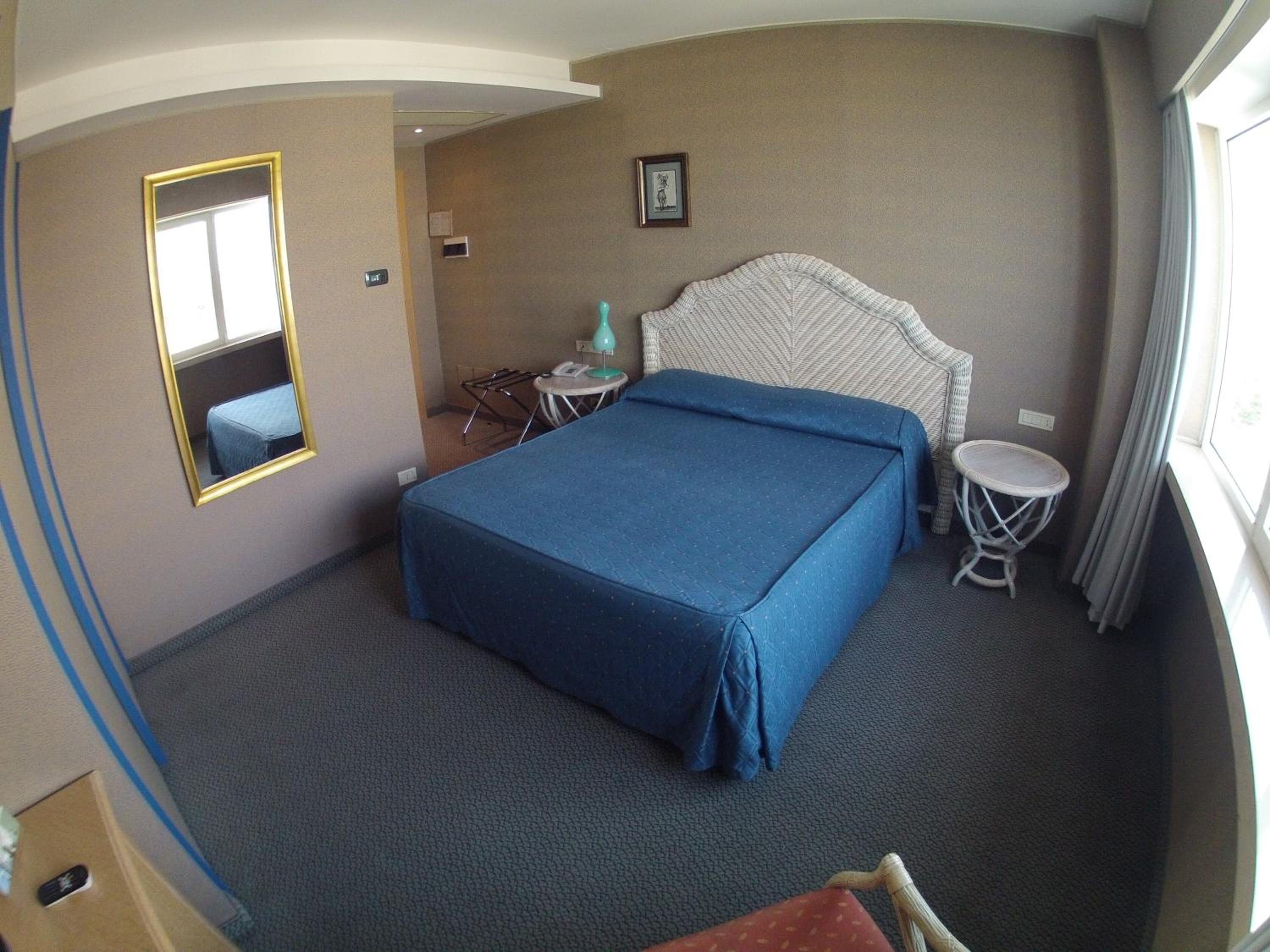 Double or Twin Room with Side Sea View - Photo 4