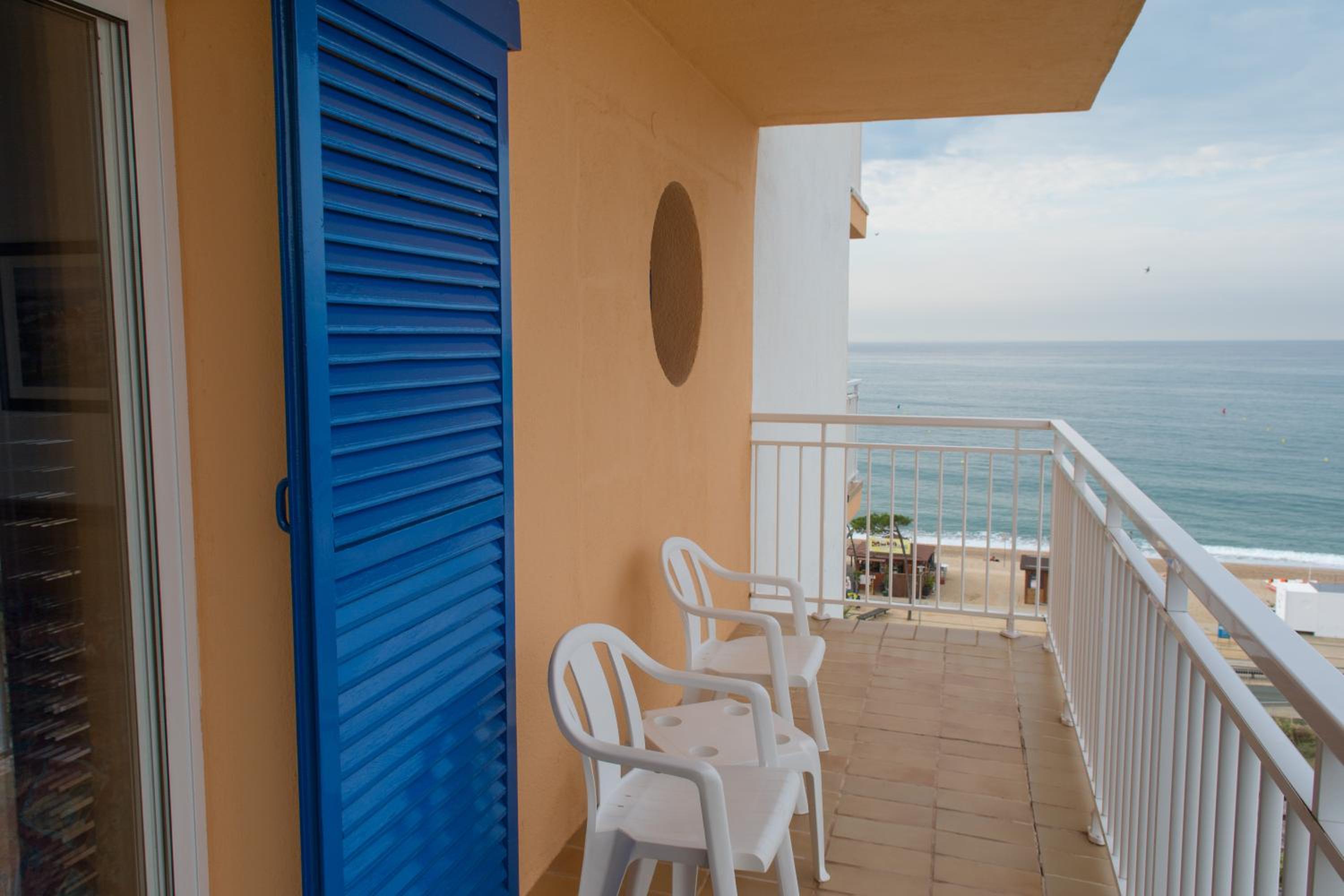 Triple Room with lateral sea view (3 Adults)