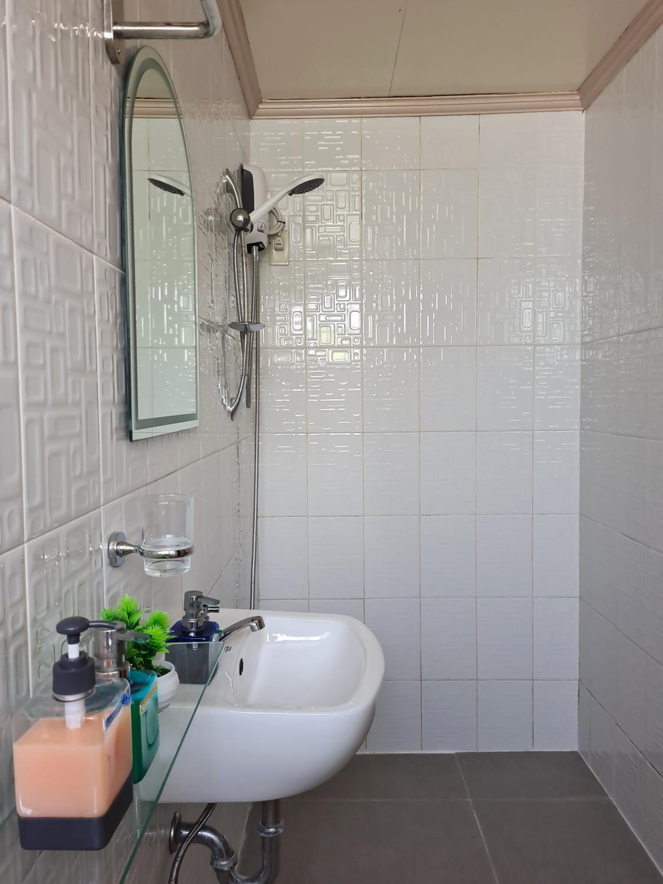 Family Room with Private Bathroom - Photo 3