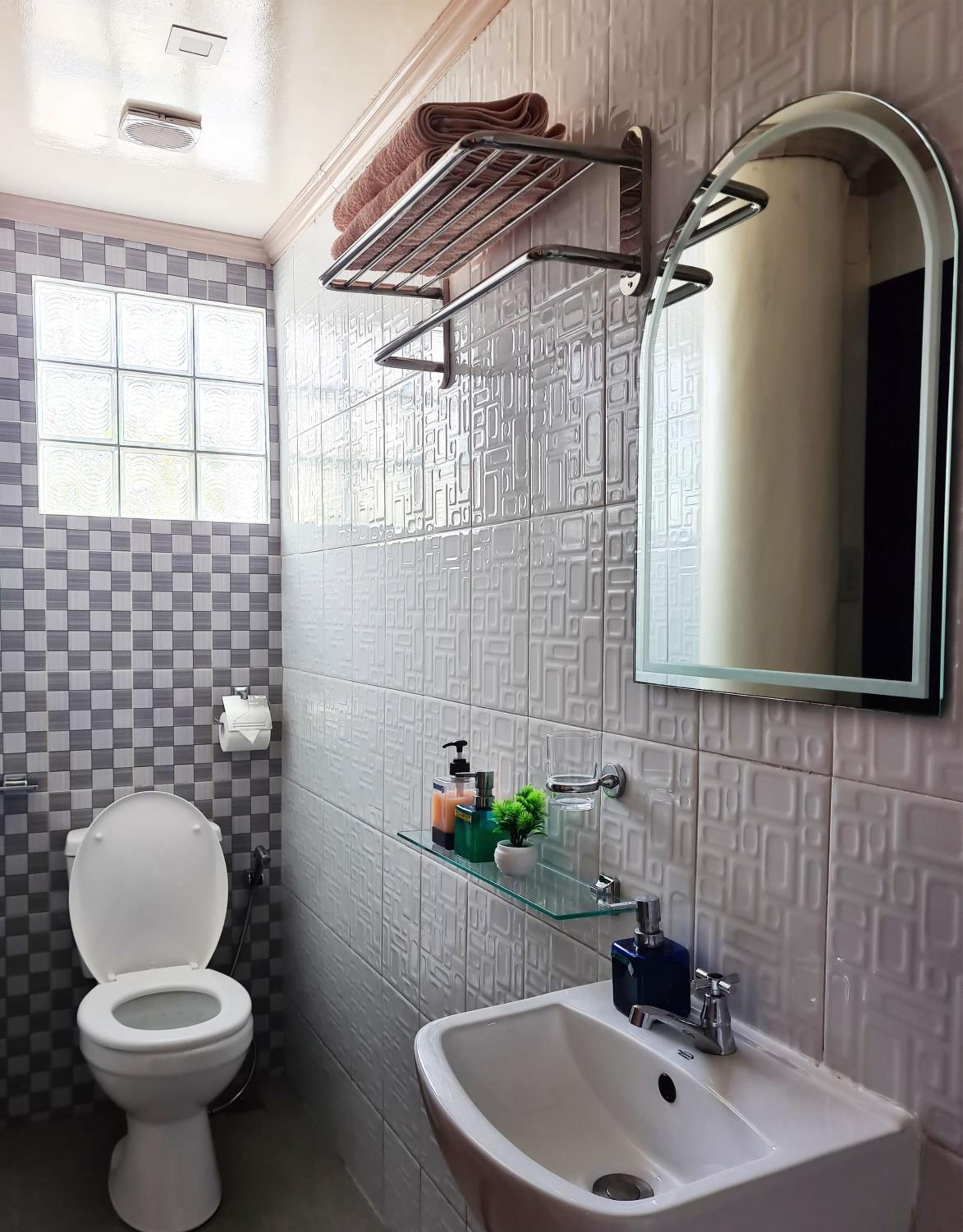 Family Room with Private Bathroom - Photo 4