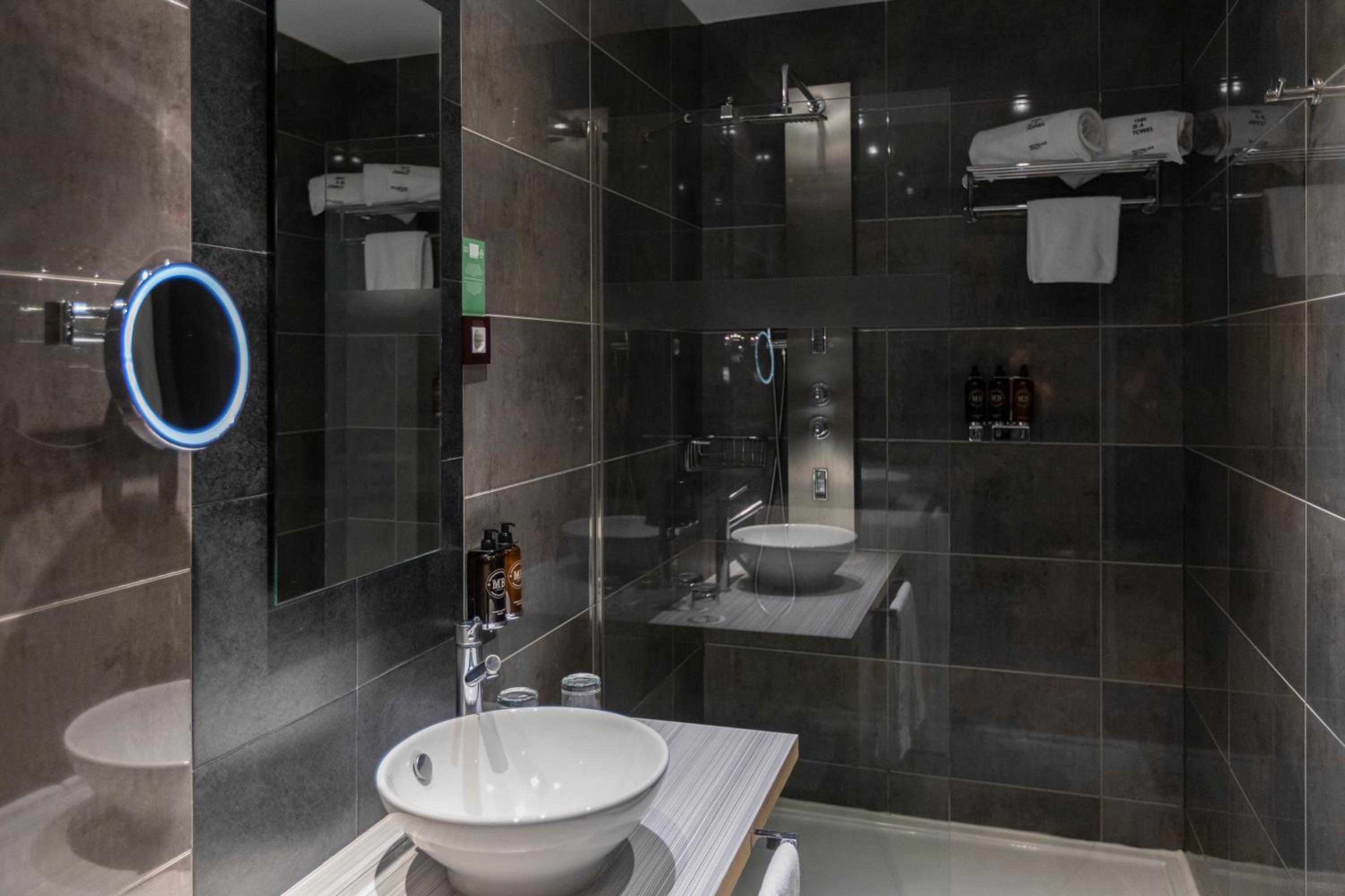 Double or Twin Room (1-2 Adults) thumbnail 5