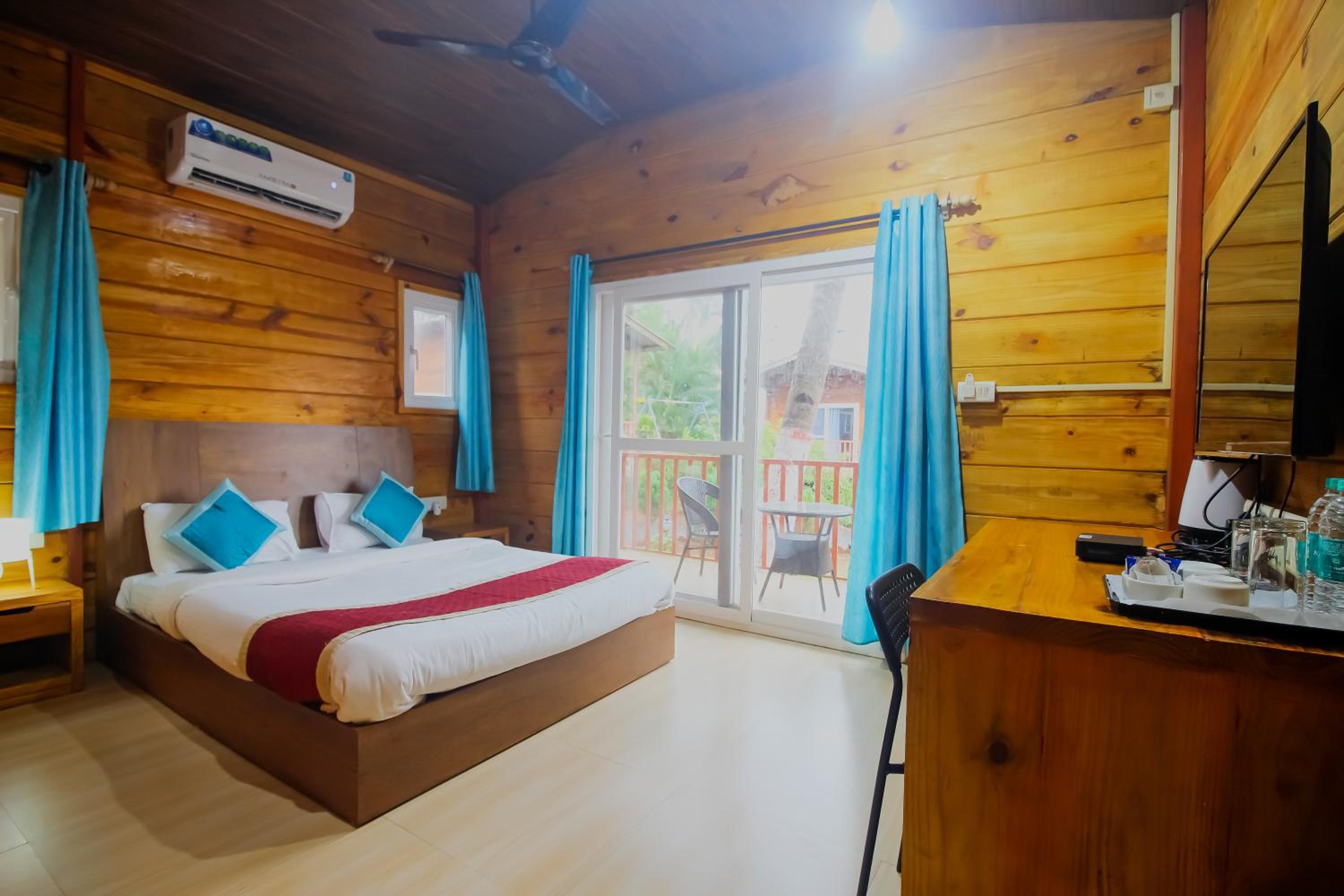 Wooden Cottage With Patio photo 2
