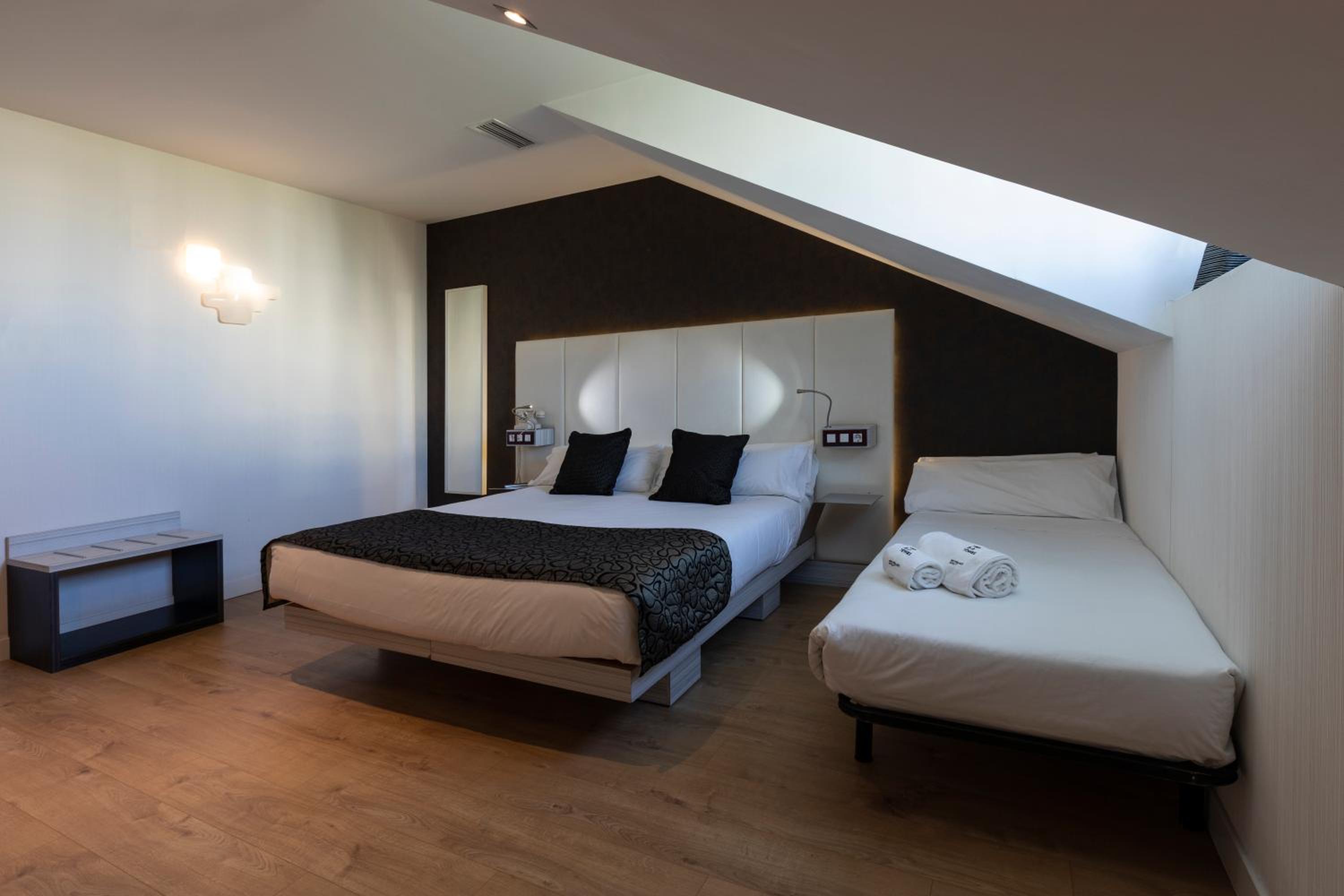 Triple Room thumbnail 5