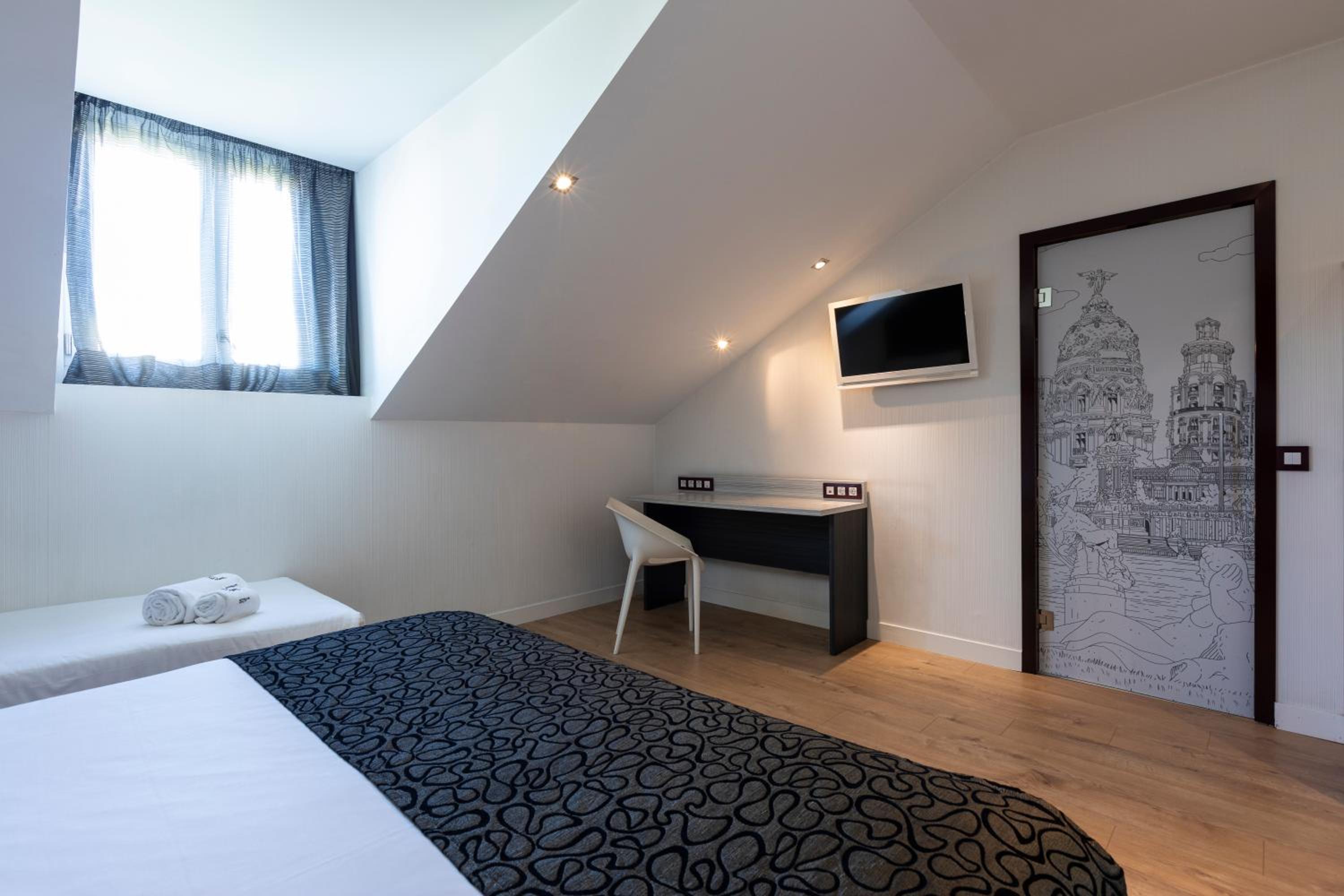 Triple Room thumbnail 6