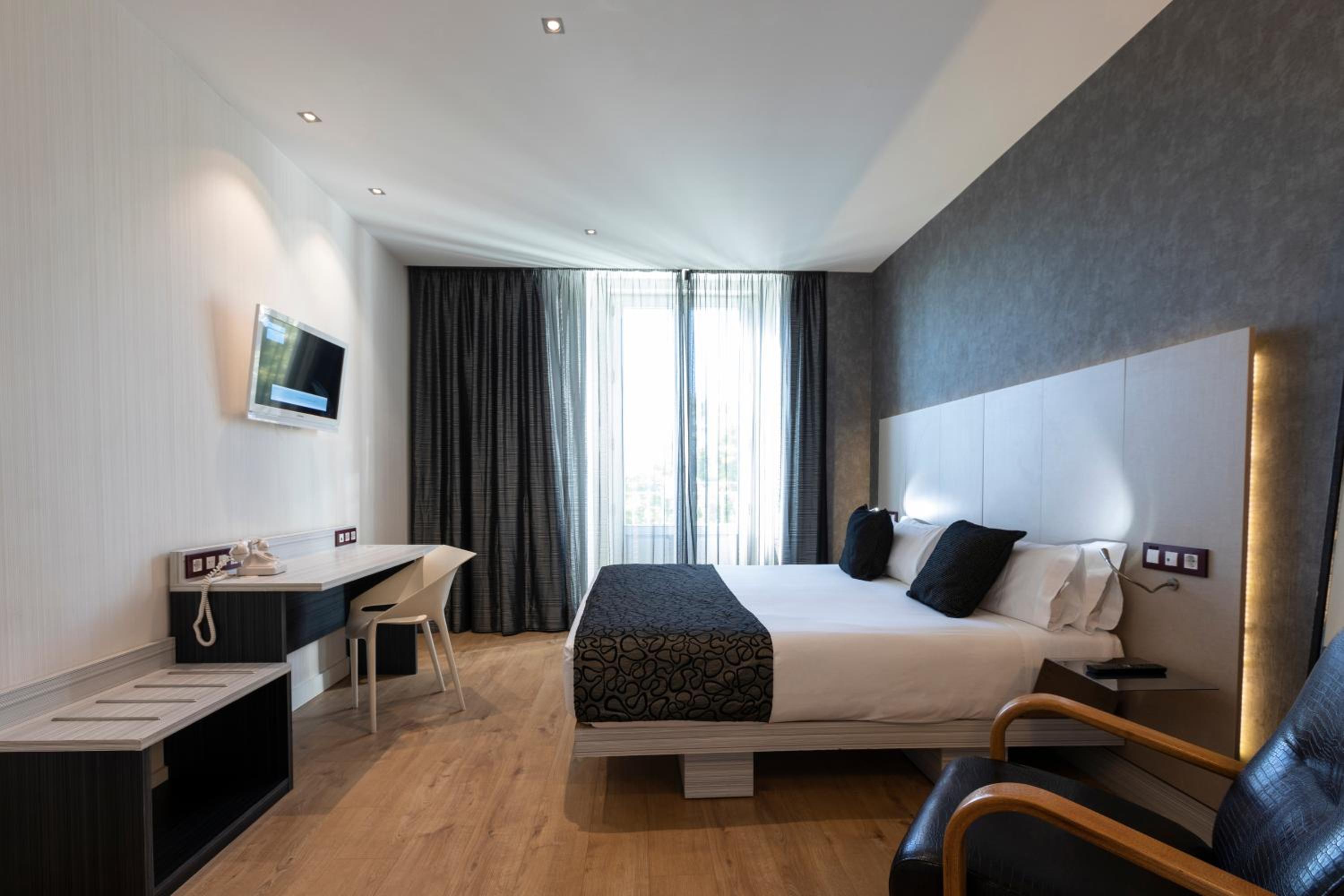 Quadruple Room (4 Adults) - Photo 21