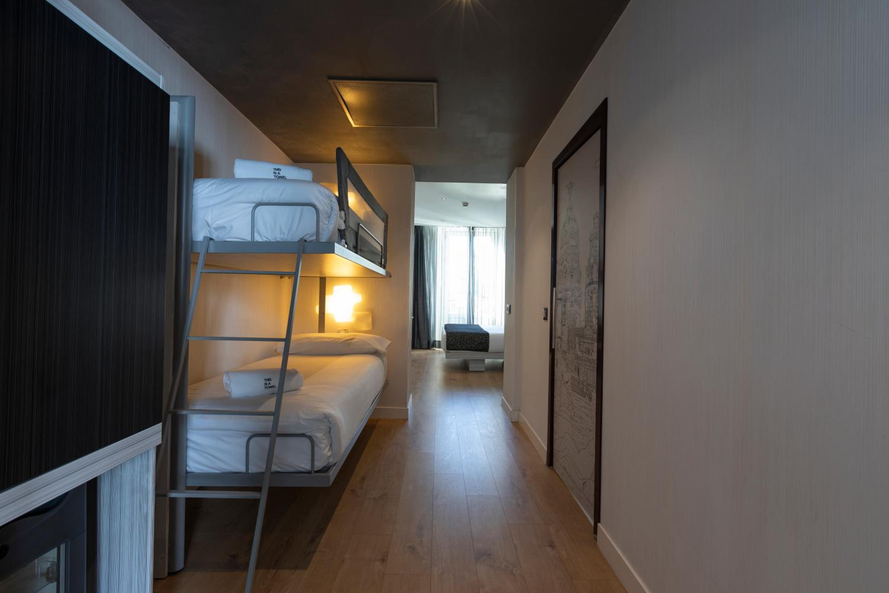 Quadruple Room (4 Adults) - Photo 17