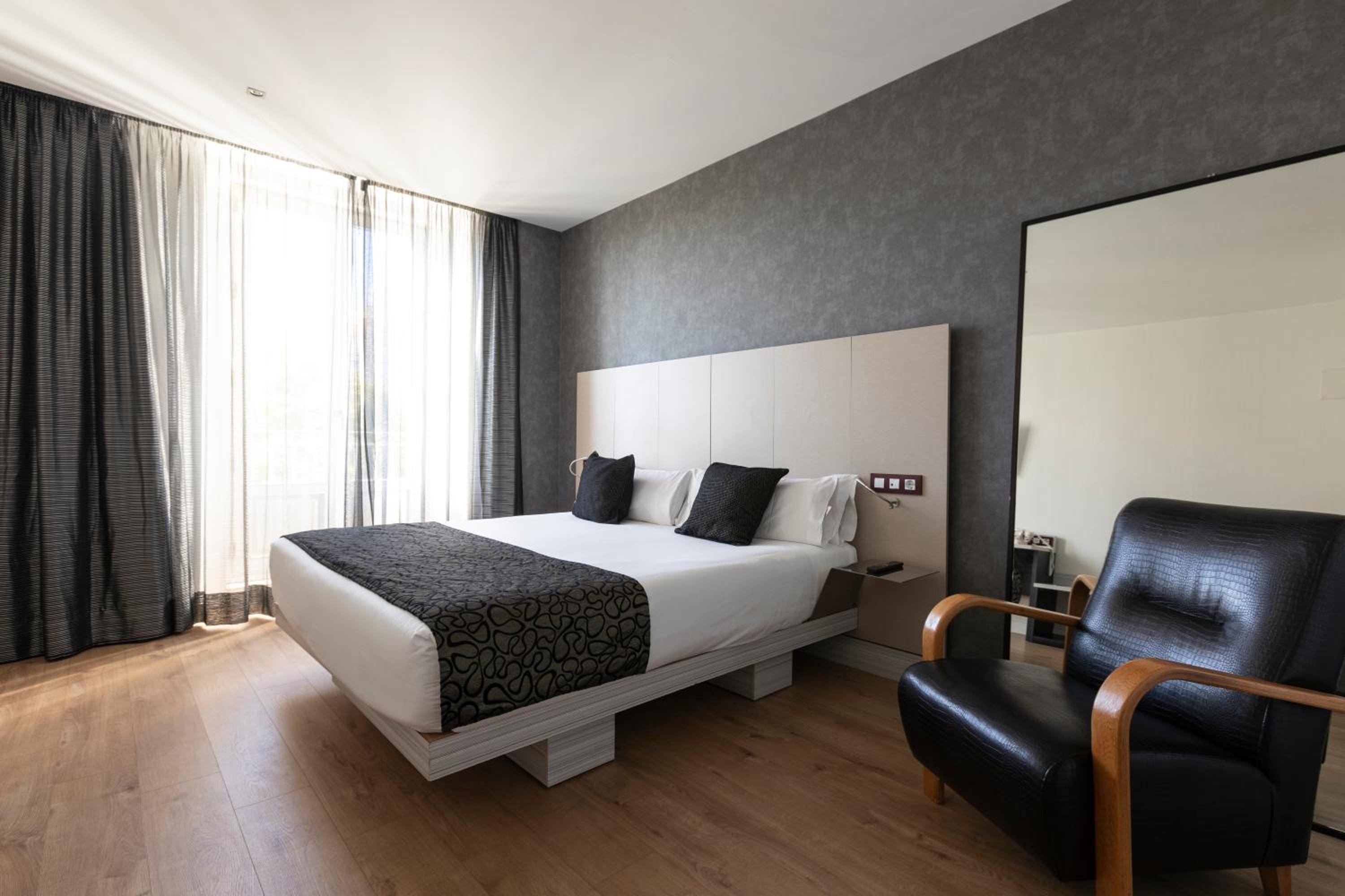 Quadruple Room (4 Adults) - Photo 8