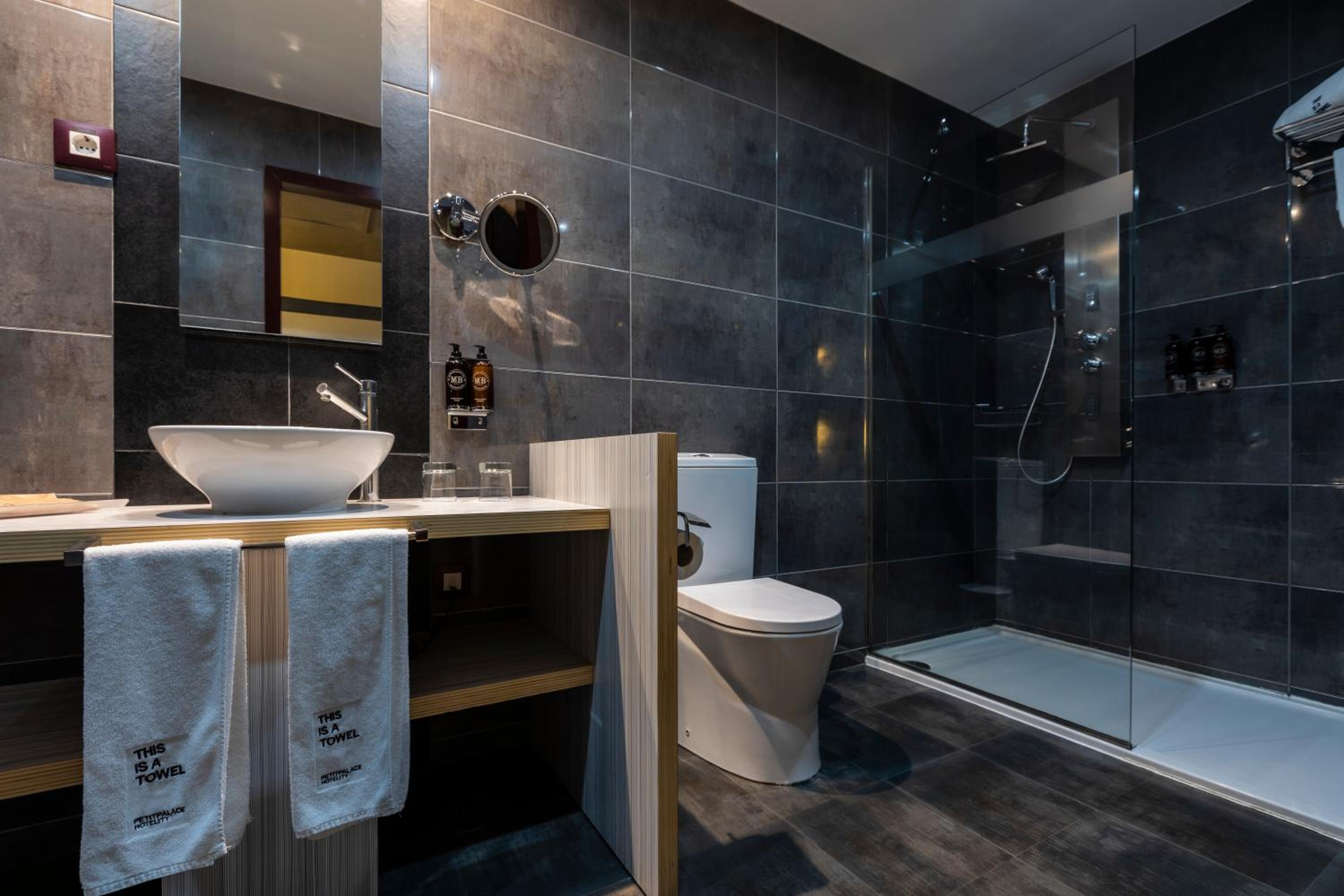Quadruple Room (4 Adults) - Photo 11