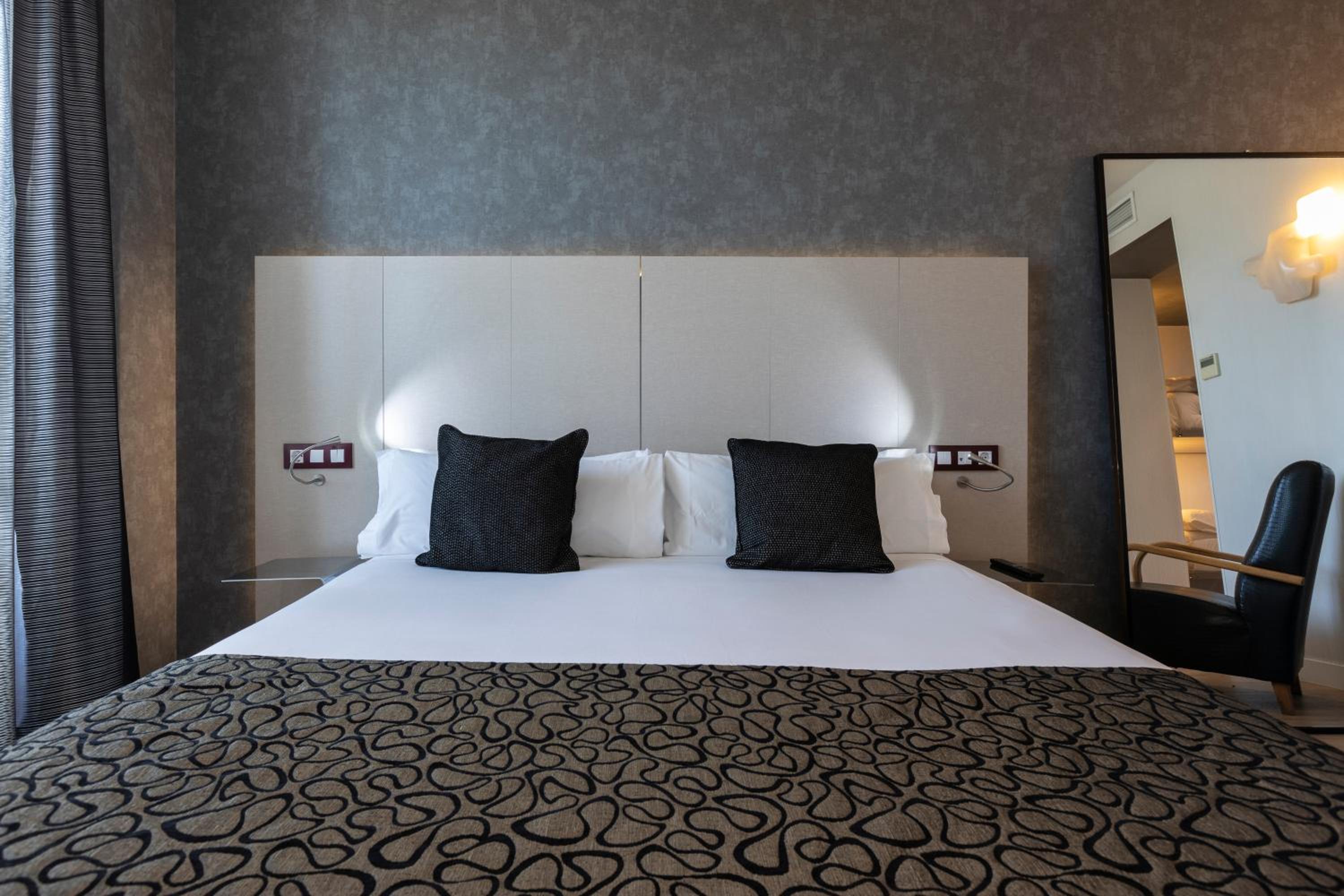 Quadruple Room (4 Adults) - Photo 10