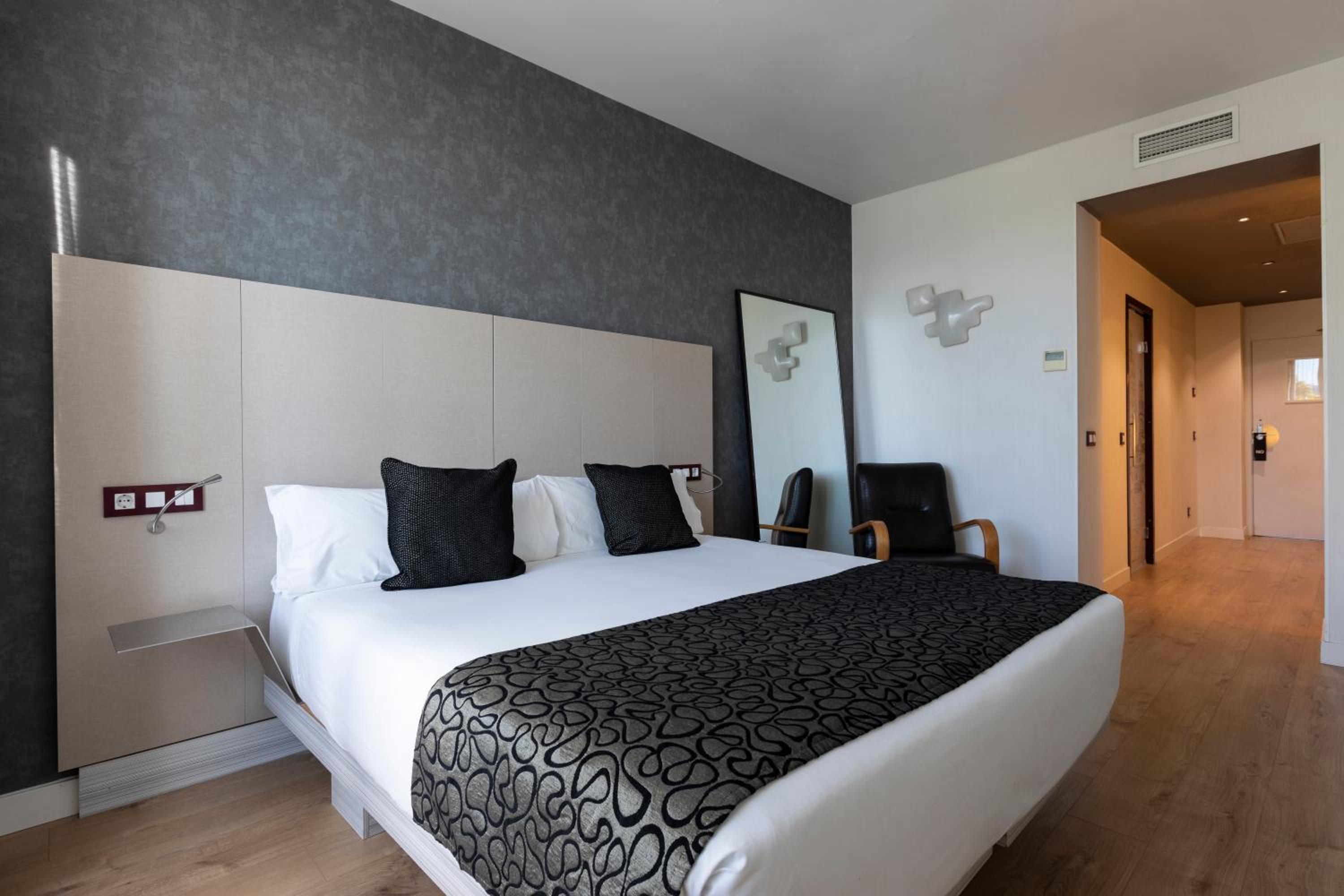 Quadruple Room (4 Adults) - Photo 16