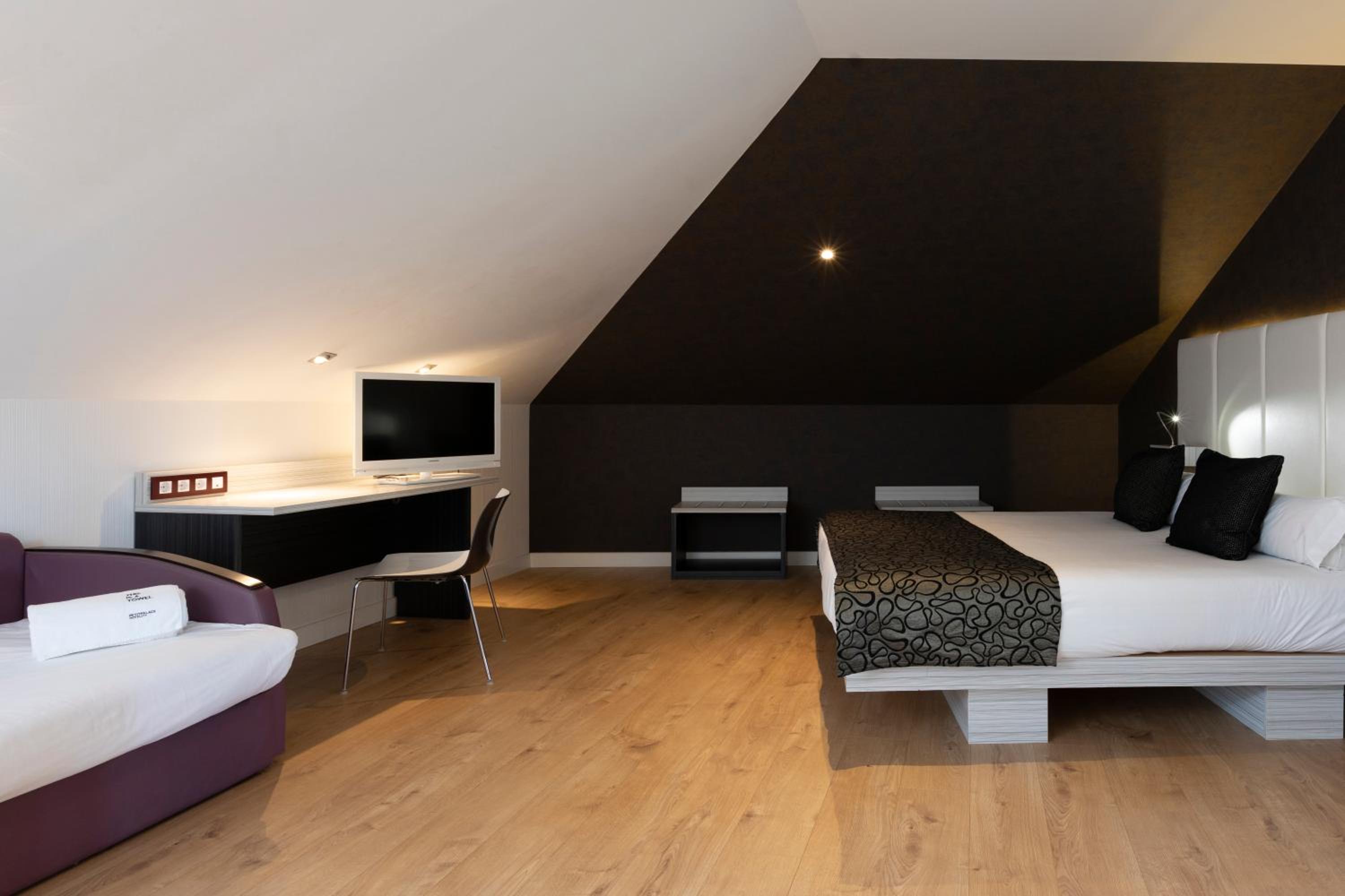 Quadruple Room (4 Adults) - Photo 15