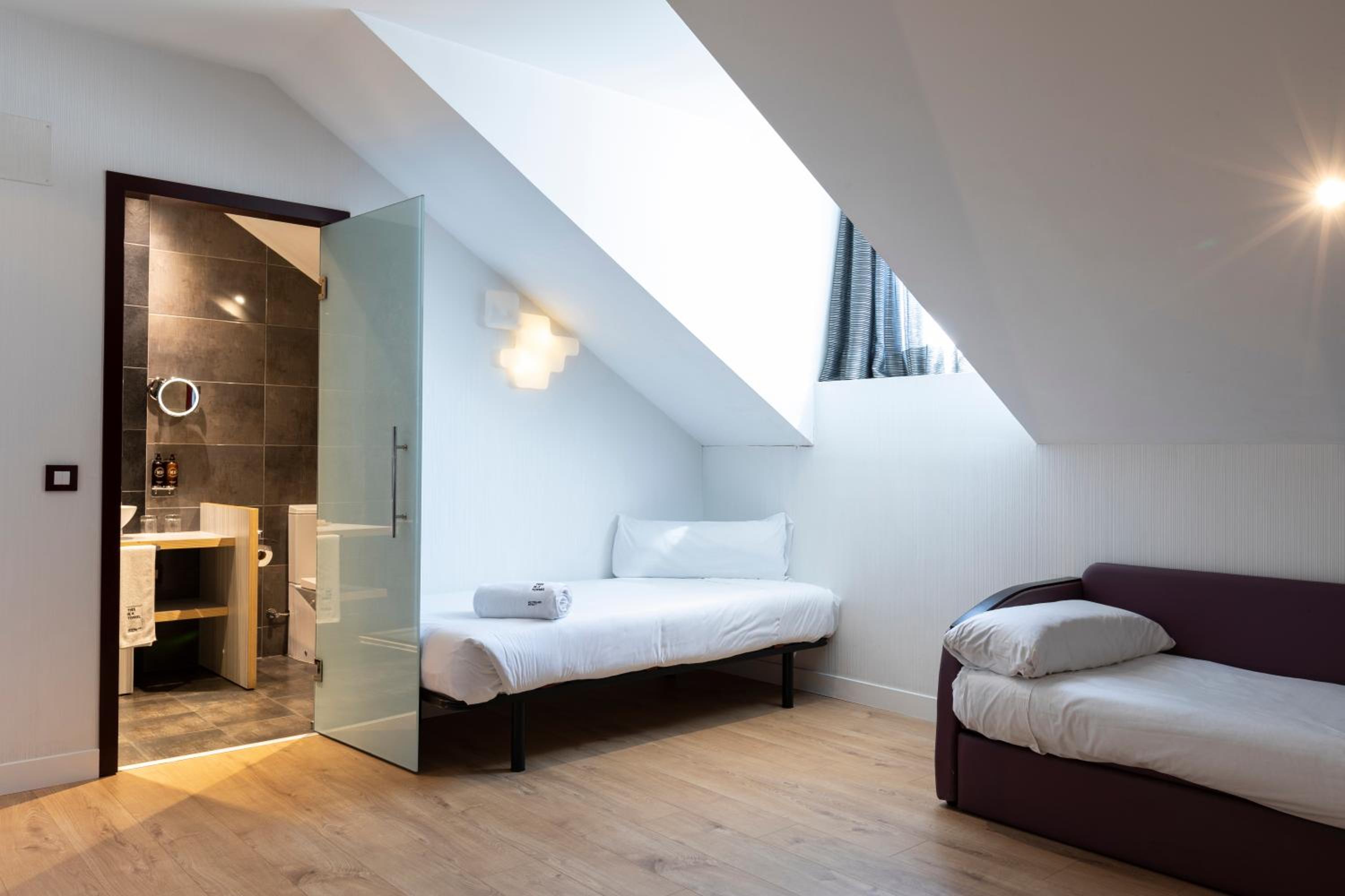 Quadruple Room (4 Adults) - Photo 14