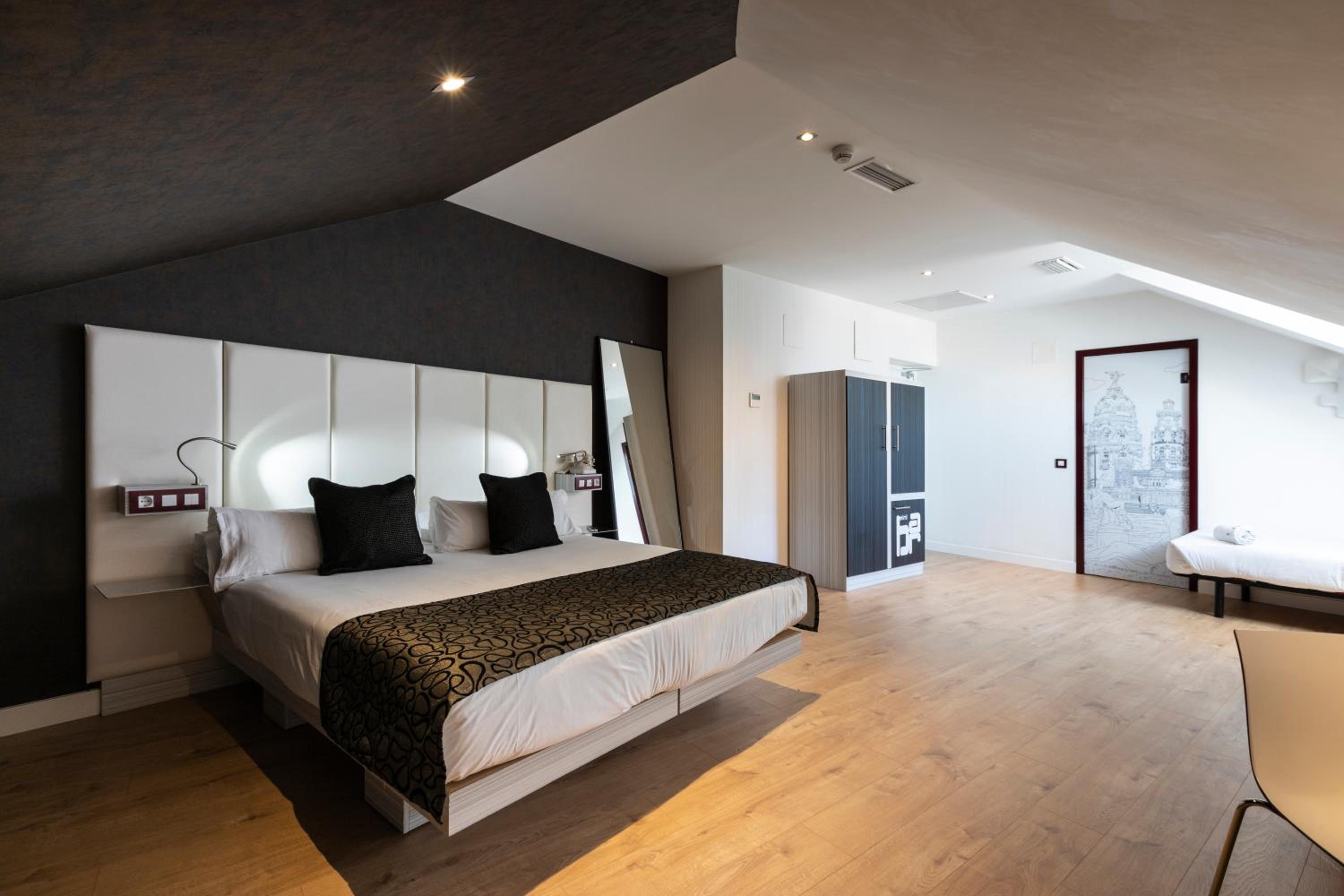 Quadruple Room (4 Adults) - Photo 13