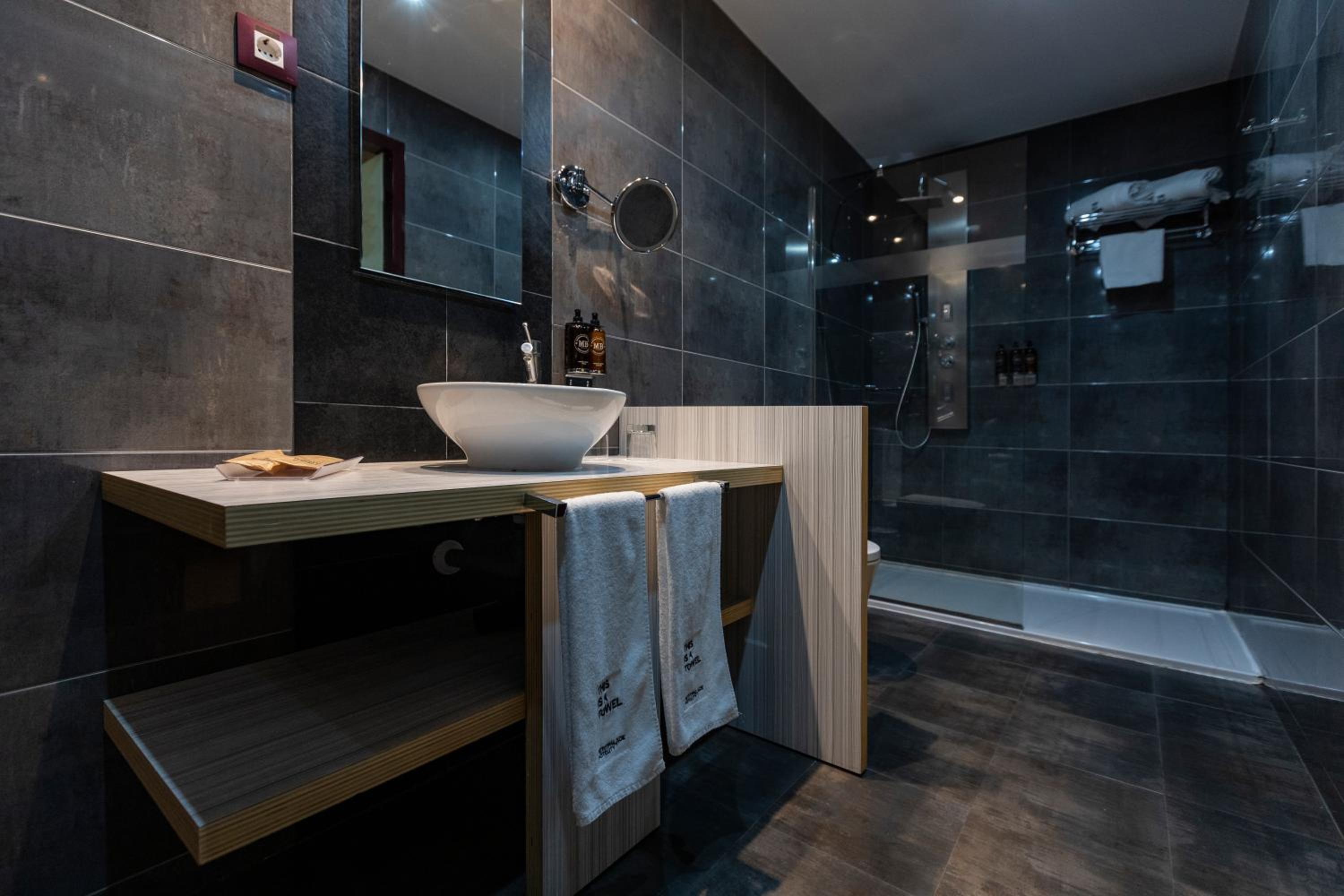Quadruple Room (4 Adults) thumbnail 6
