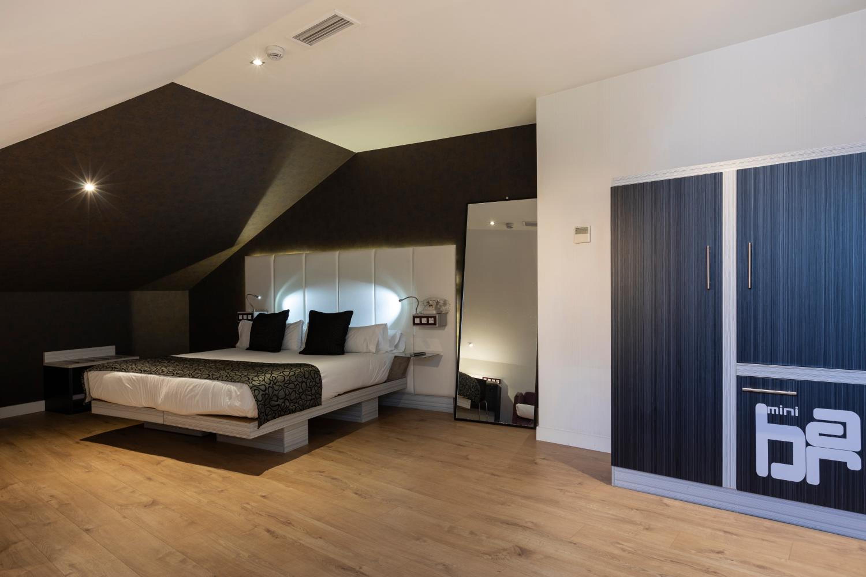 Quadruple Room (4 Adults) - Photo 19