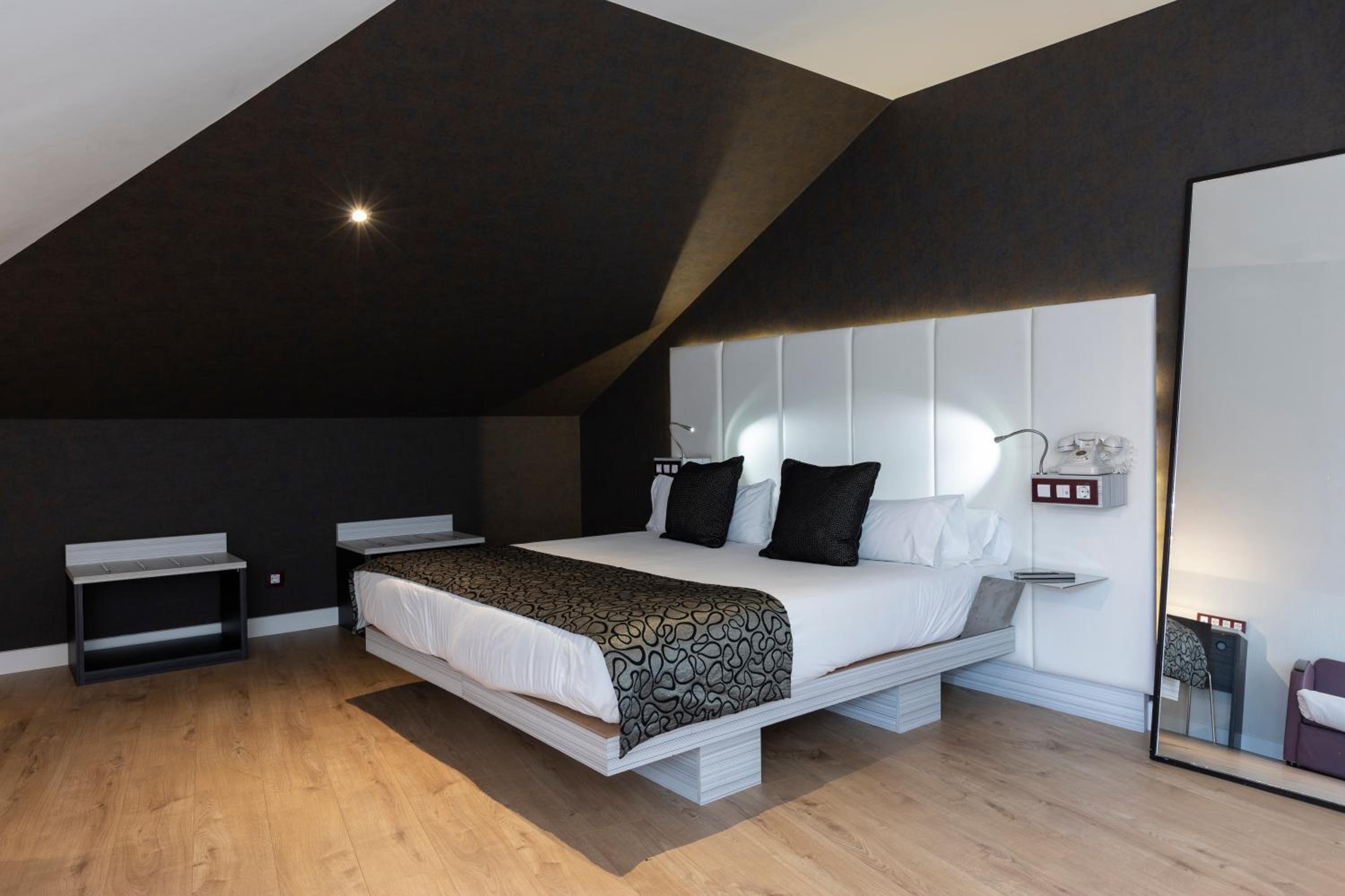 Quadruple Room (4 Adults) - Photo 12