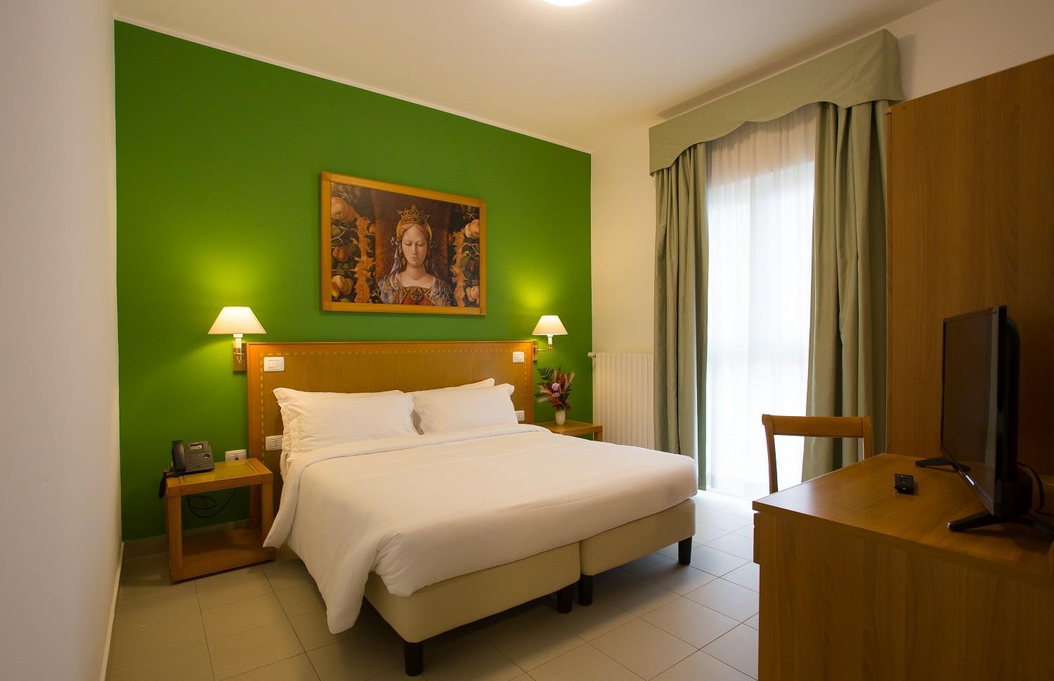 Standard Double or Twin Room photo 3
