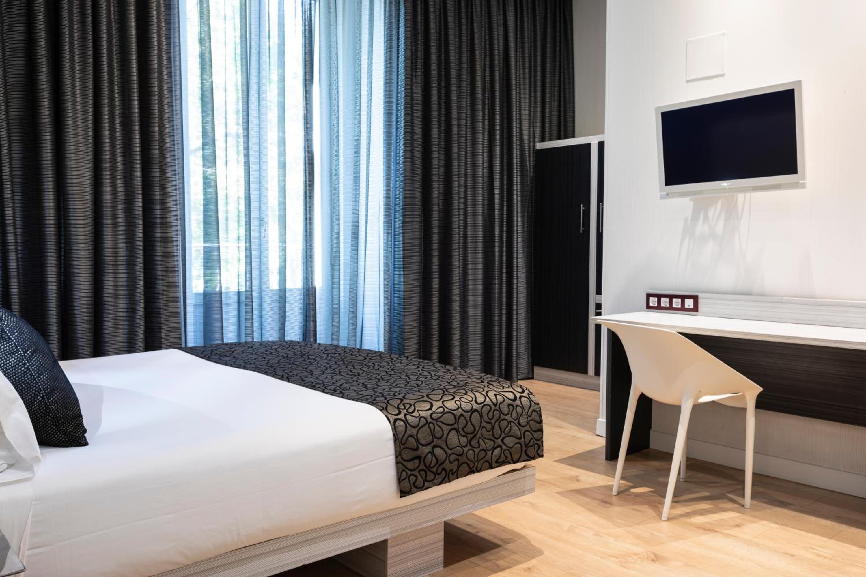 Double Superior Room with views and Balcony thumbnail 5
