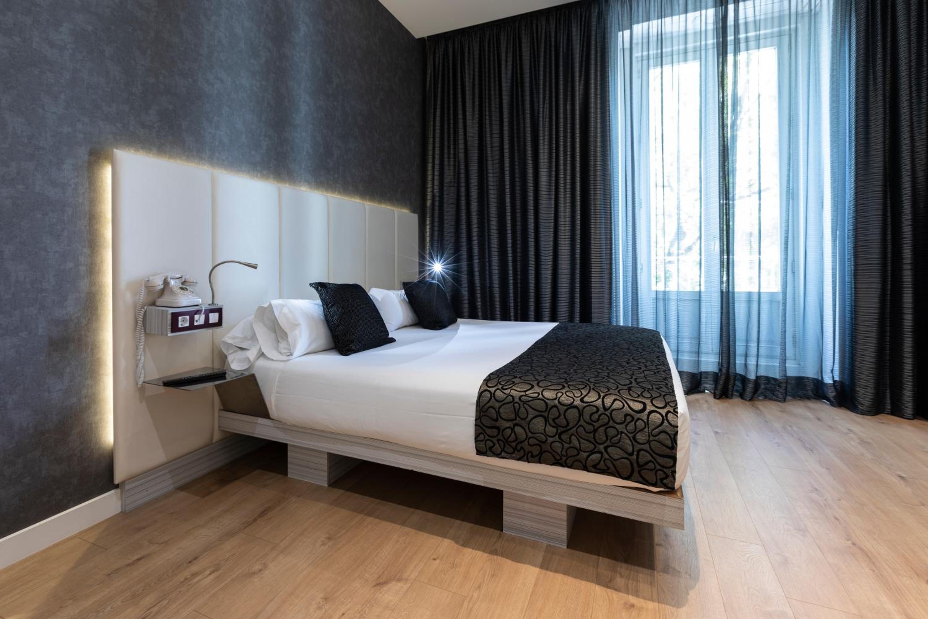 Double Superior Room with views and Balcony thumbnail 6