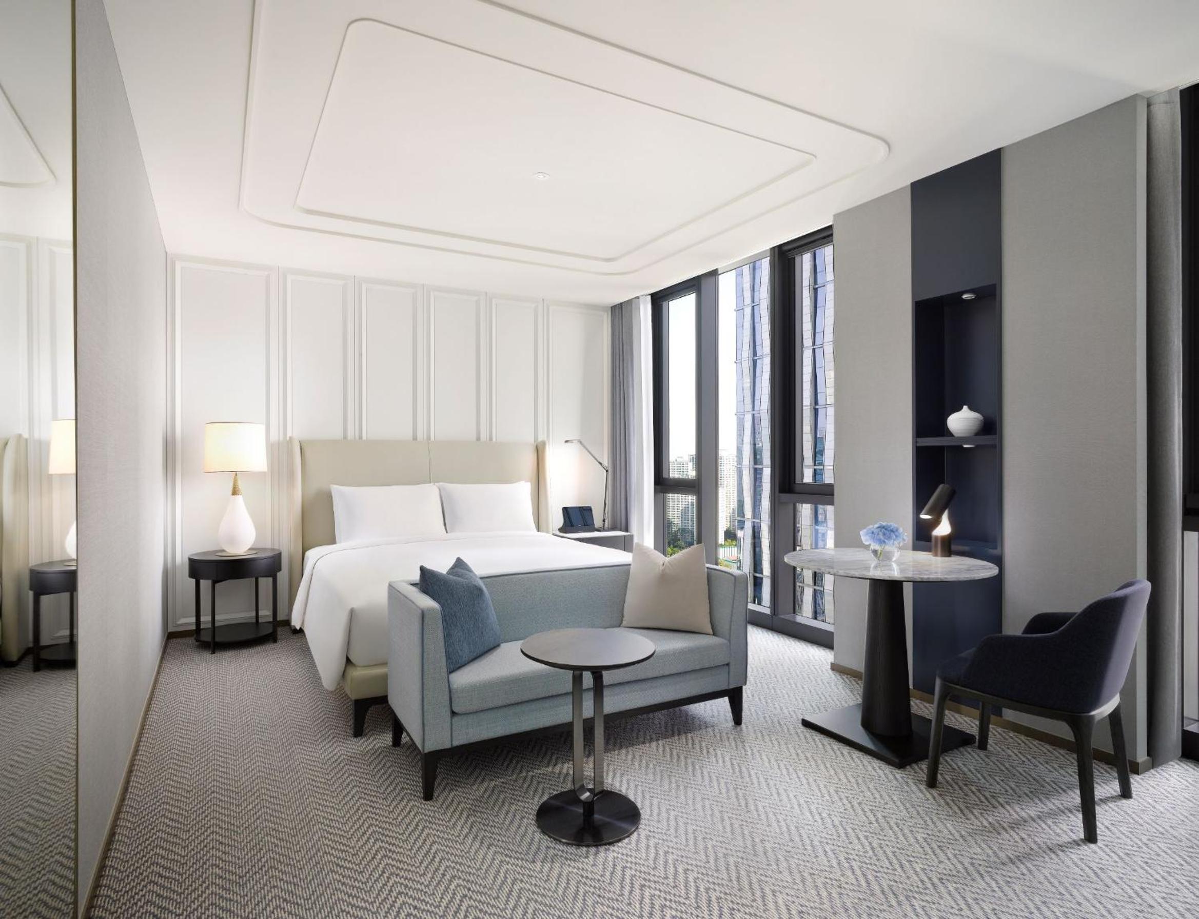 Luxury Room with 1 King Size Bed - Photo 3