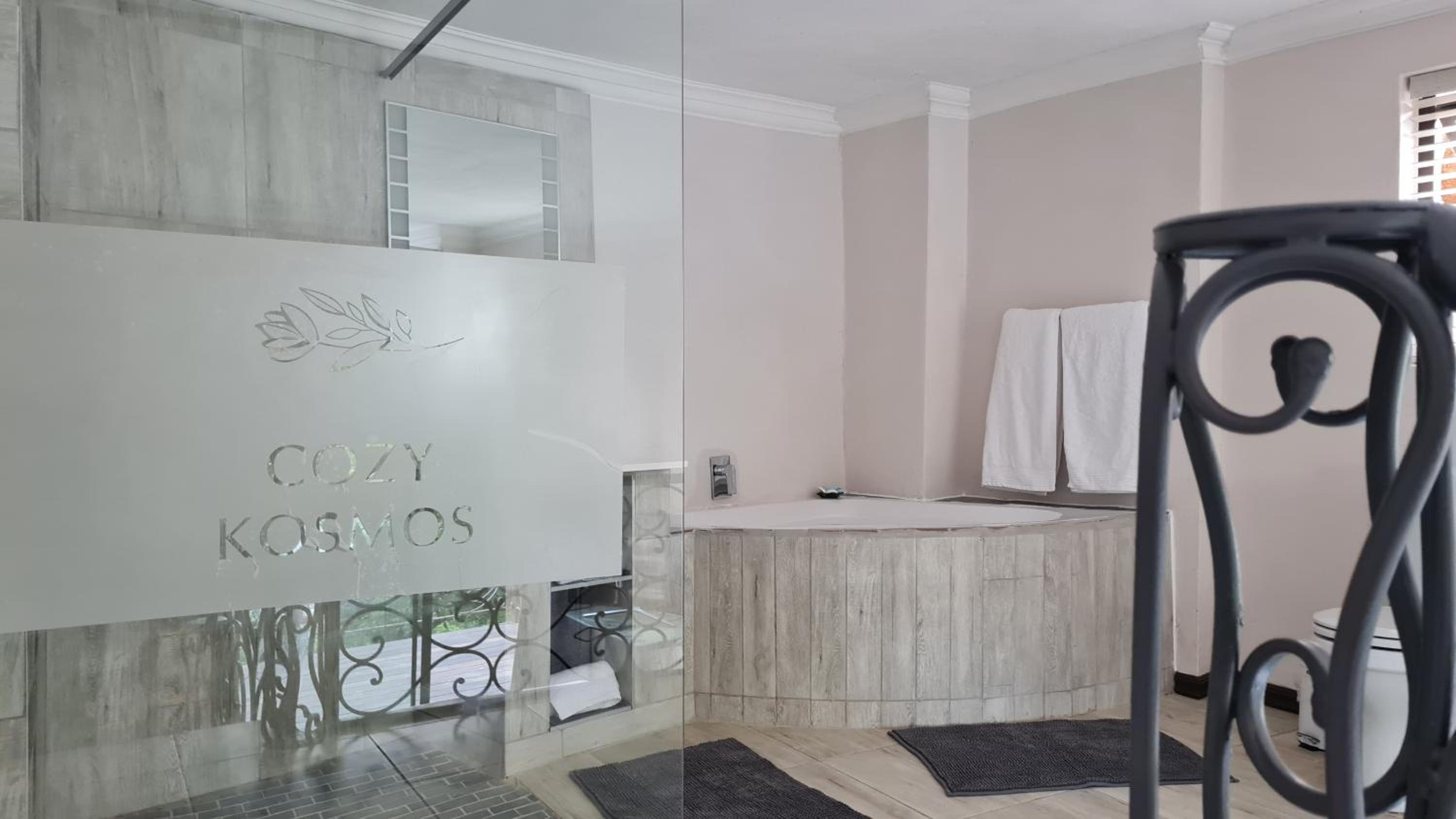 Queen Room with Balcony - Photo 4