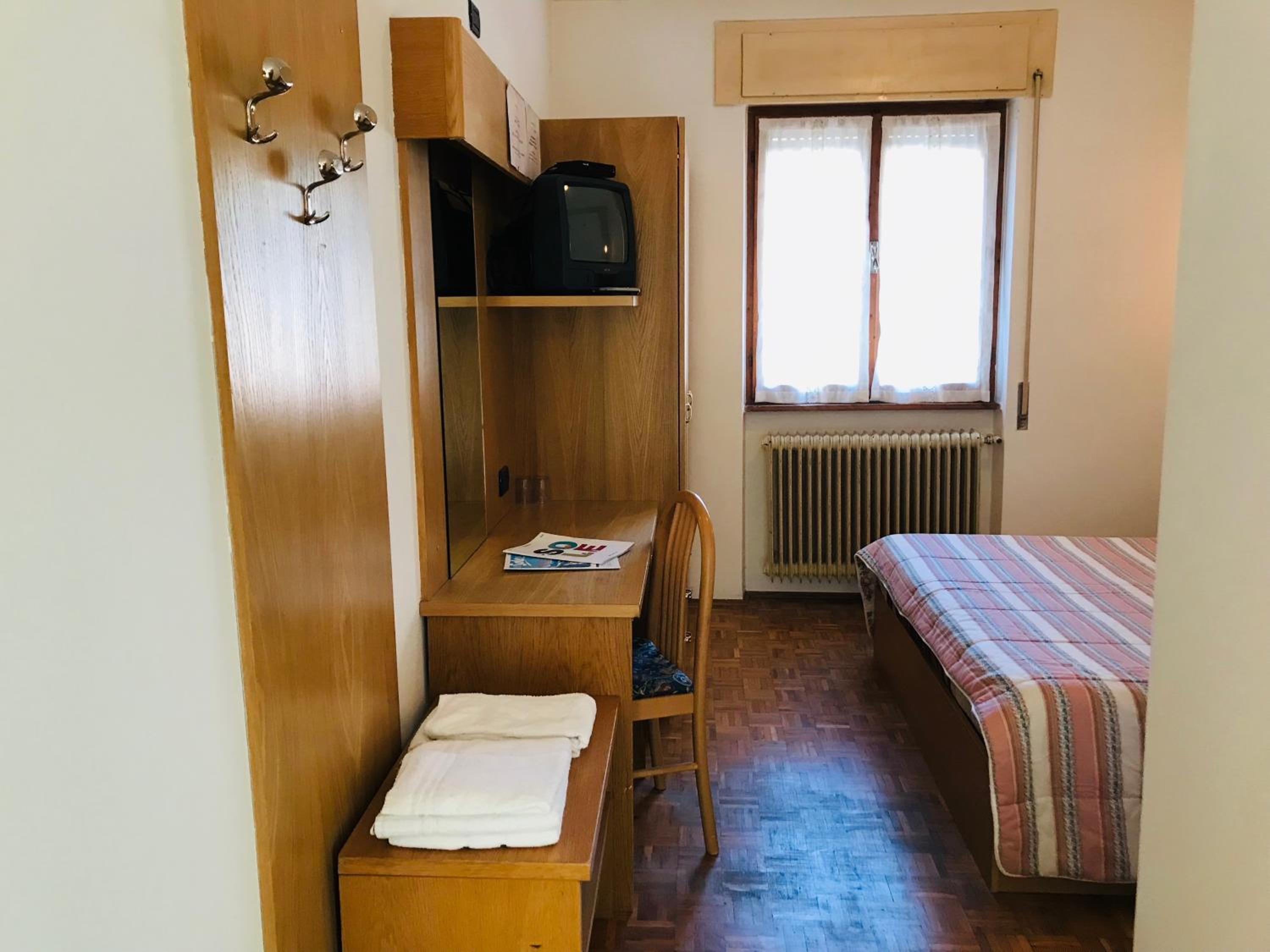 Economy Twin Room photo 2