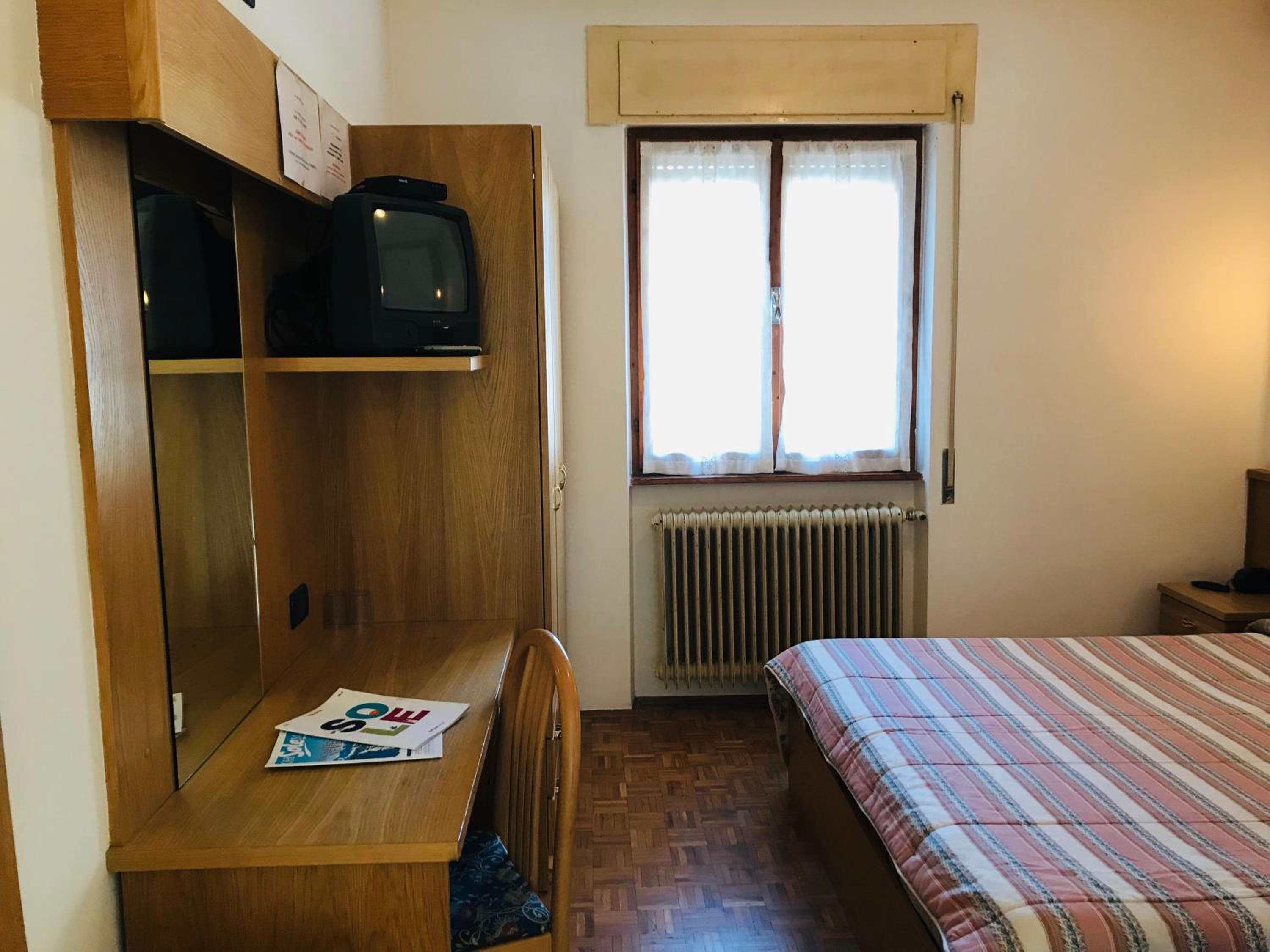 Economy Twin Room photo 3