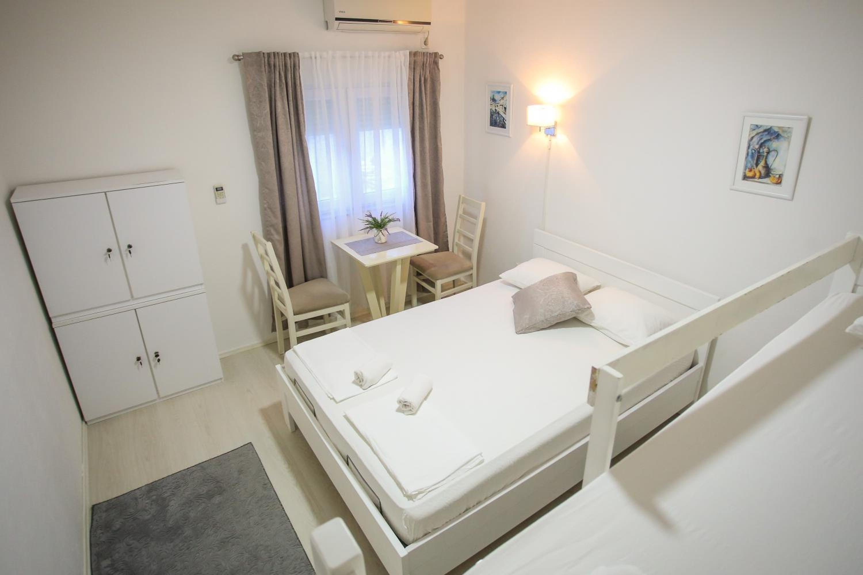 Quadruple Room with Private Bathroom photo 1