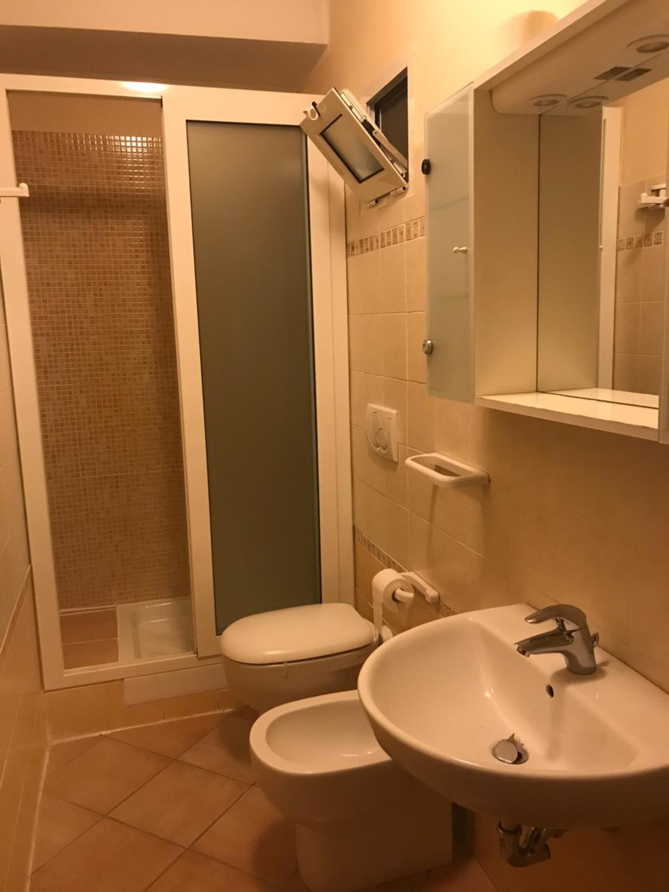 Double or Twin Room with Private Bathroom - Photo 2