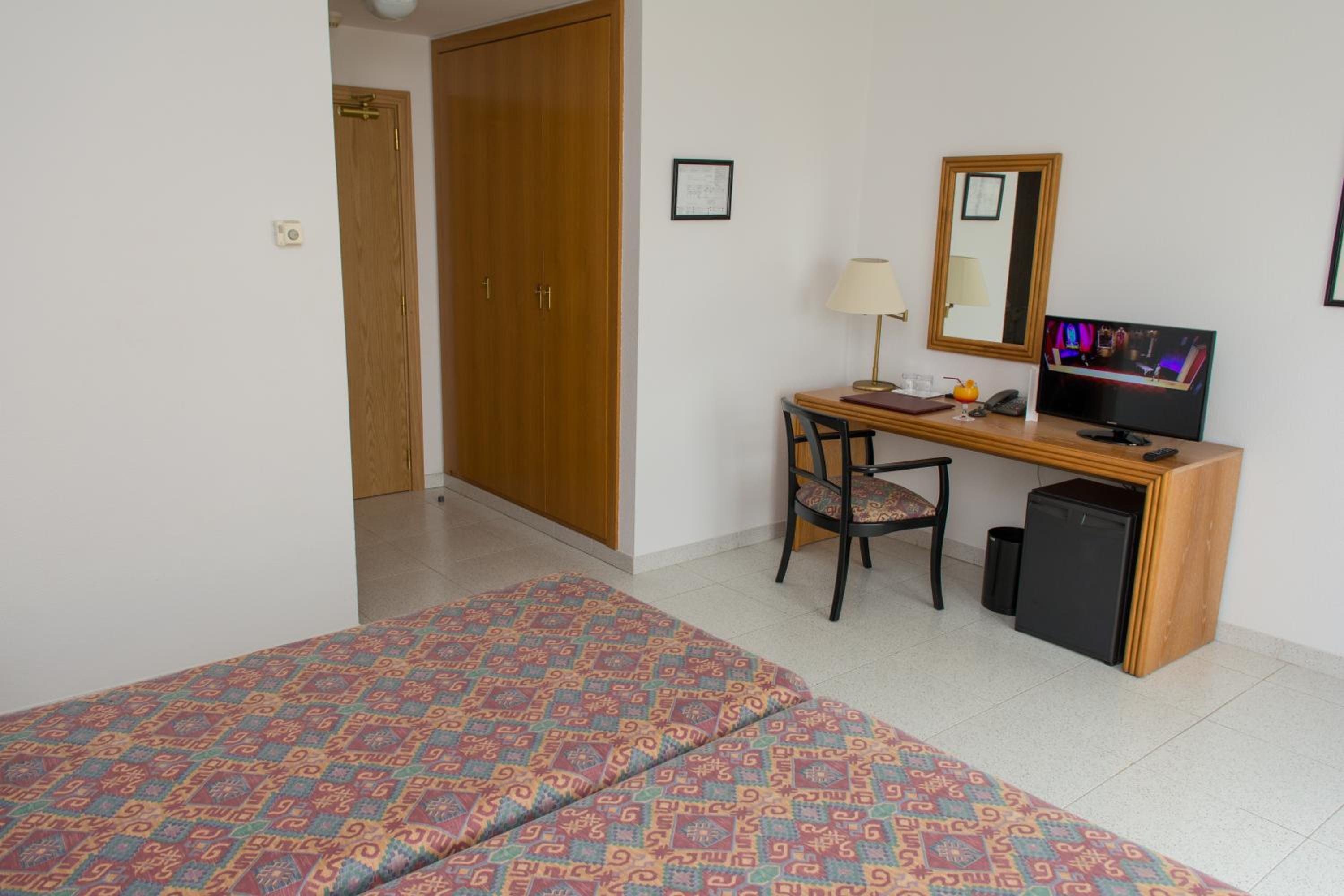 Triple Room with Sea View (2 Adults + 1 Child) - Photo 3