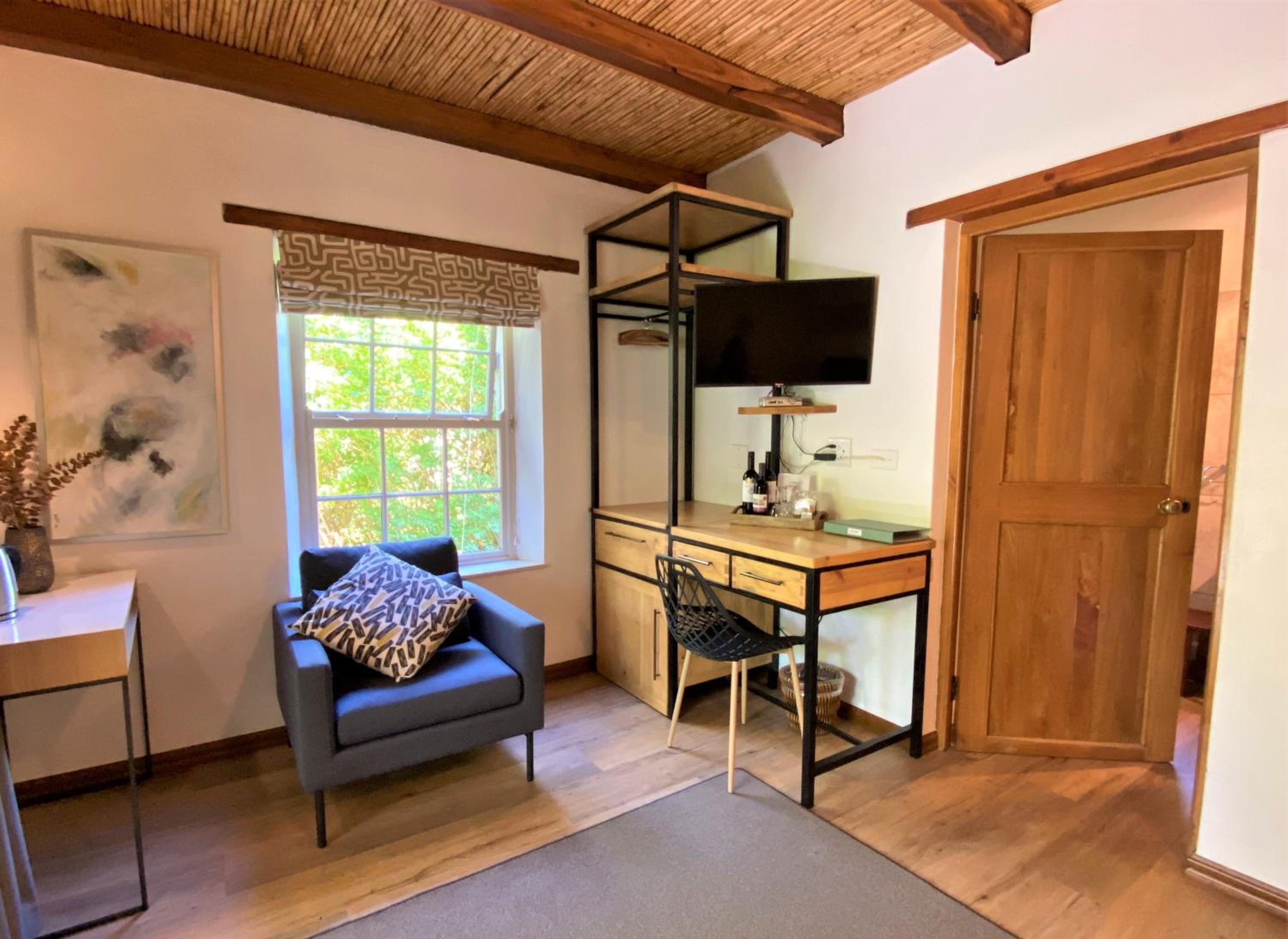 Garden Room with Bath and Shower (King or Twin) photo 2