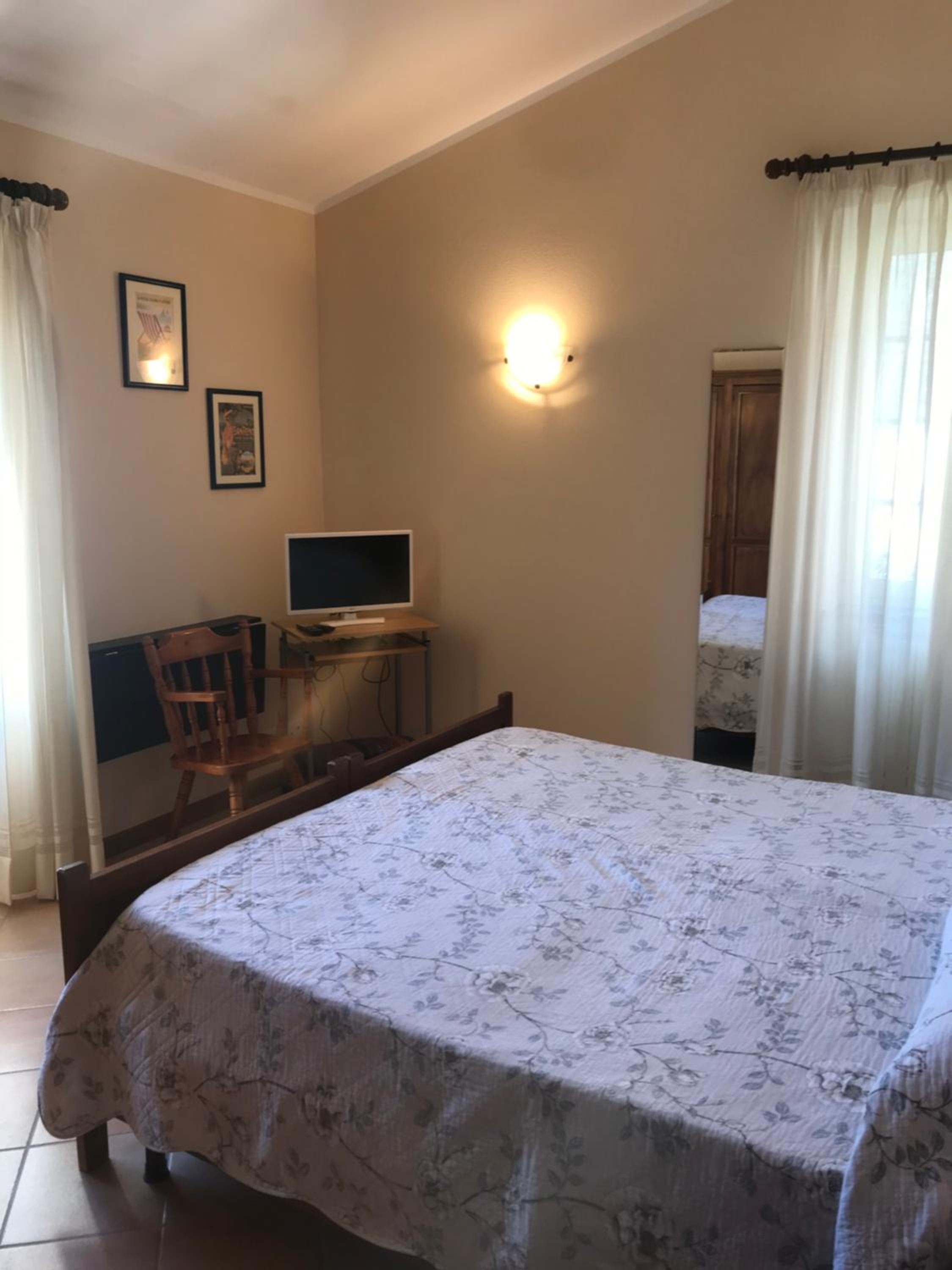 Double or Twin Room with Private Bathroom - Photo 3