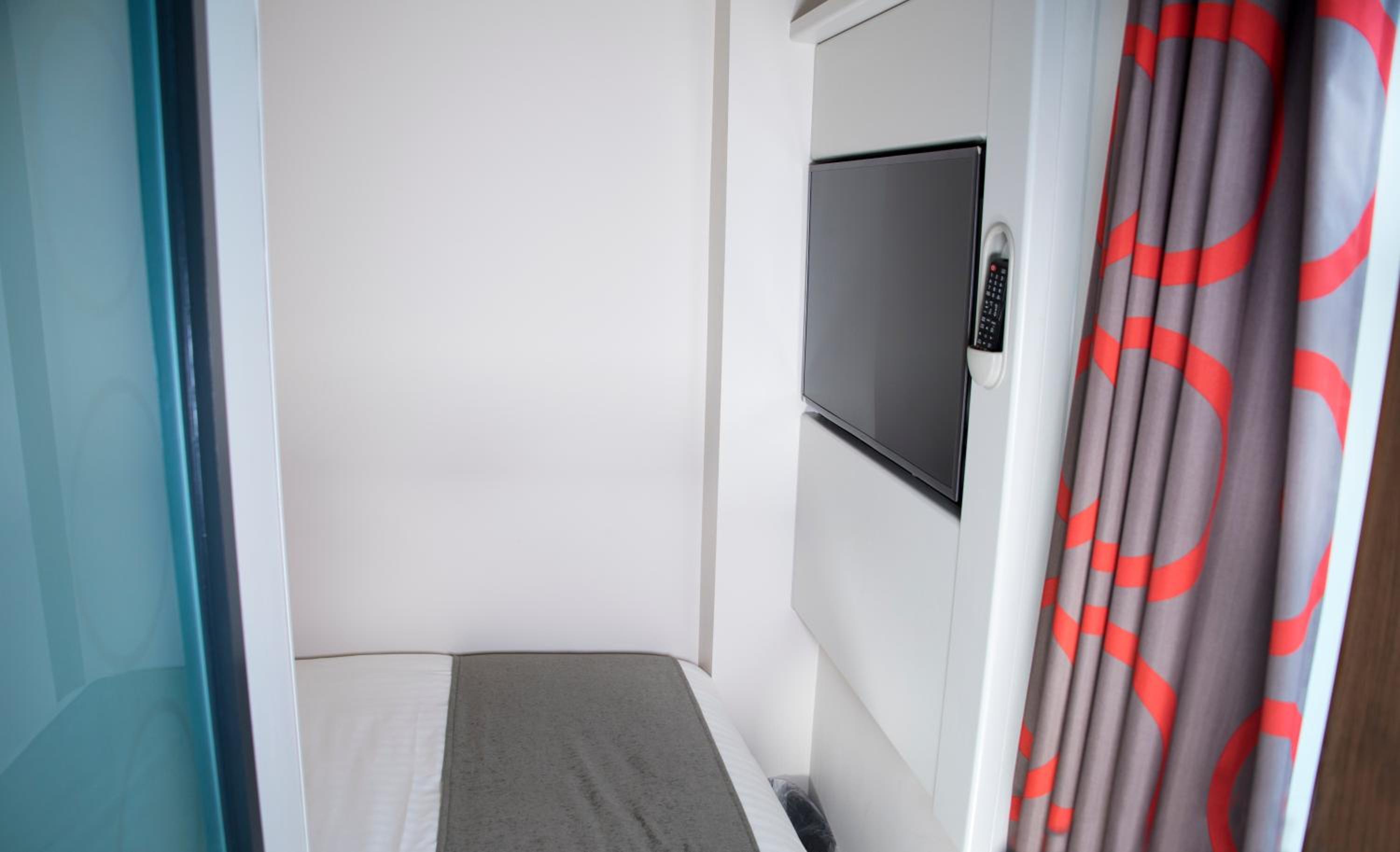 Cozy Single Room with Window photo 3