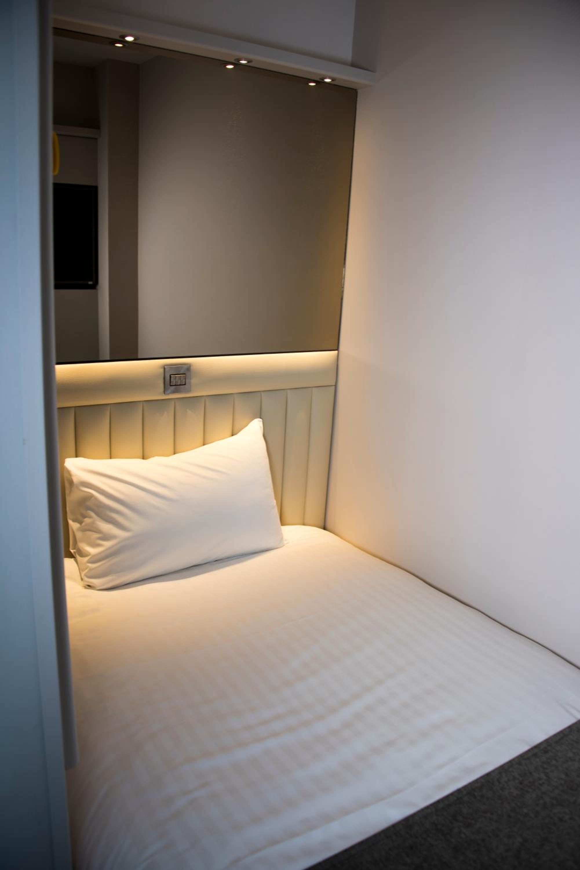 Cozy Single Room with Window photo 2