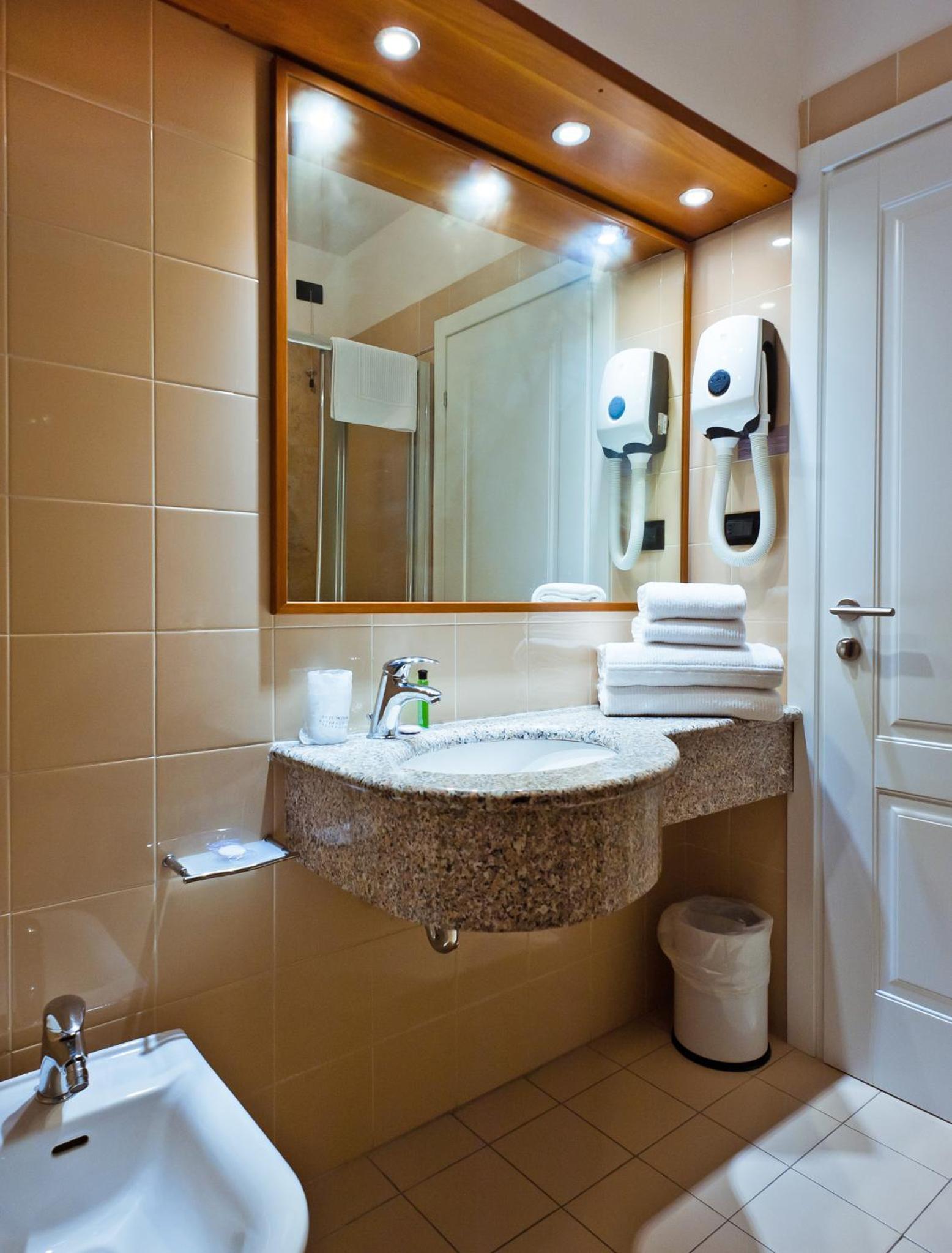 Double or Twin Room with Sea View photo 3