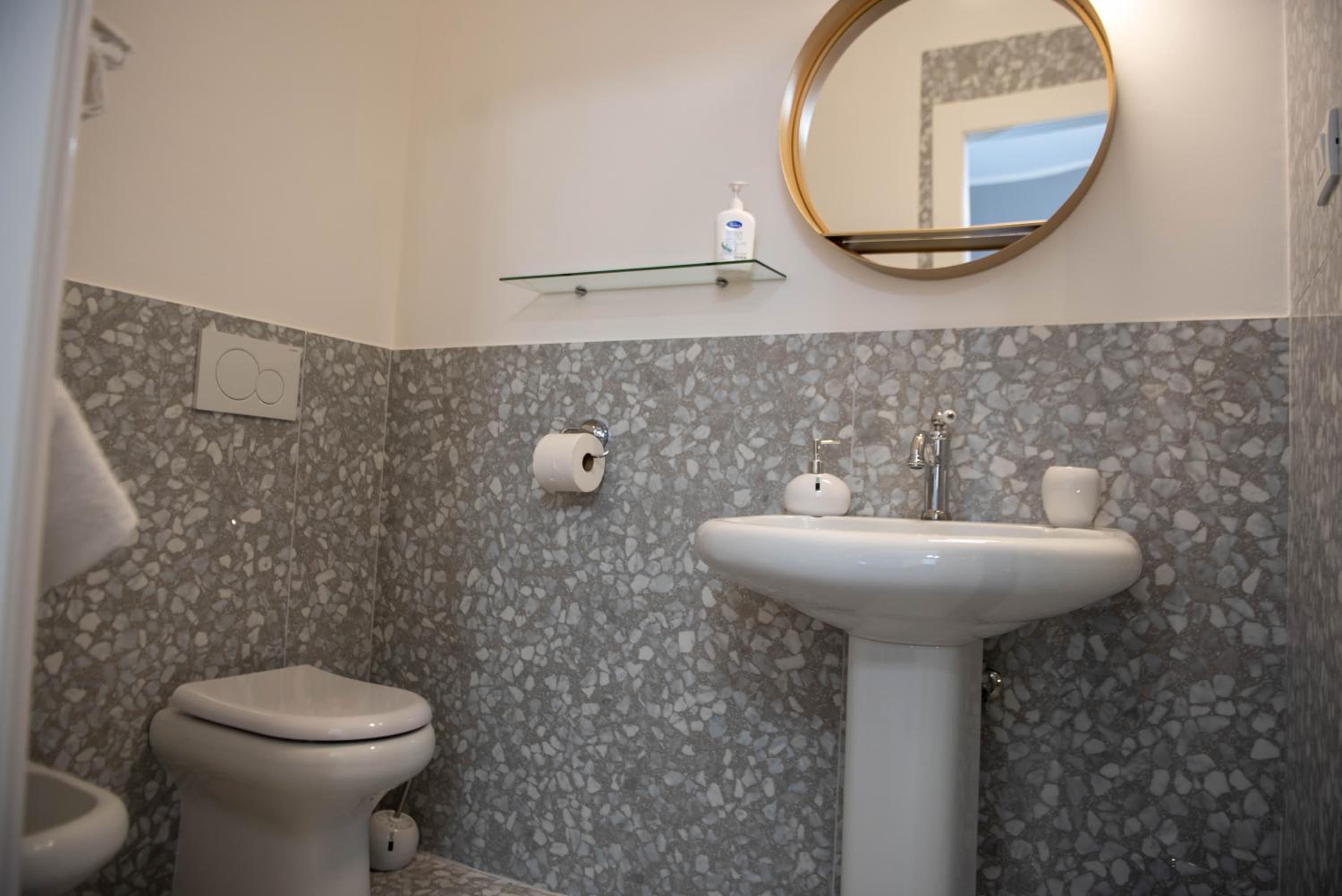 Double Room with Private Bathroom - Photo 2