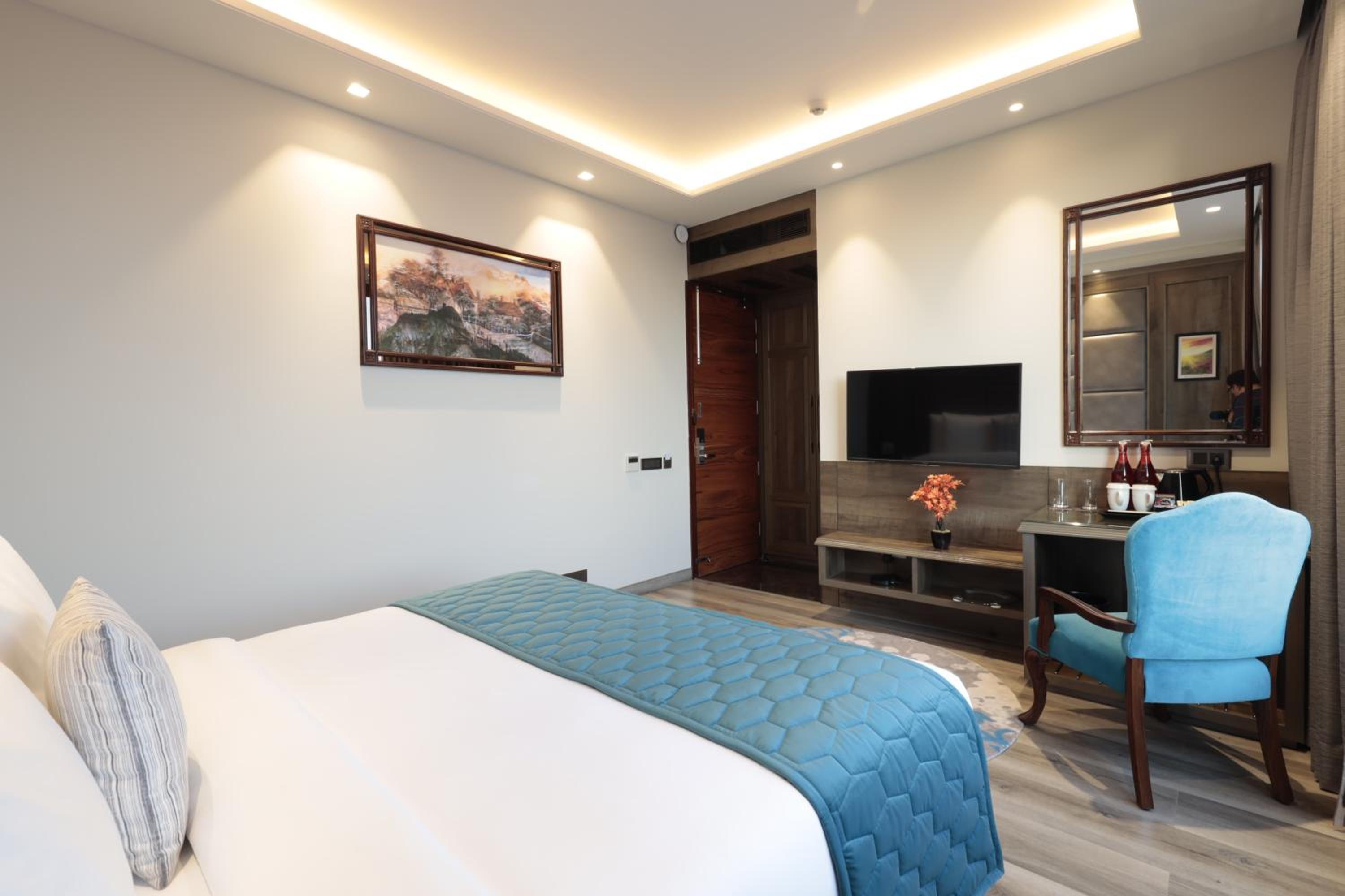 Standard King Room - Photo 9