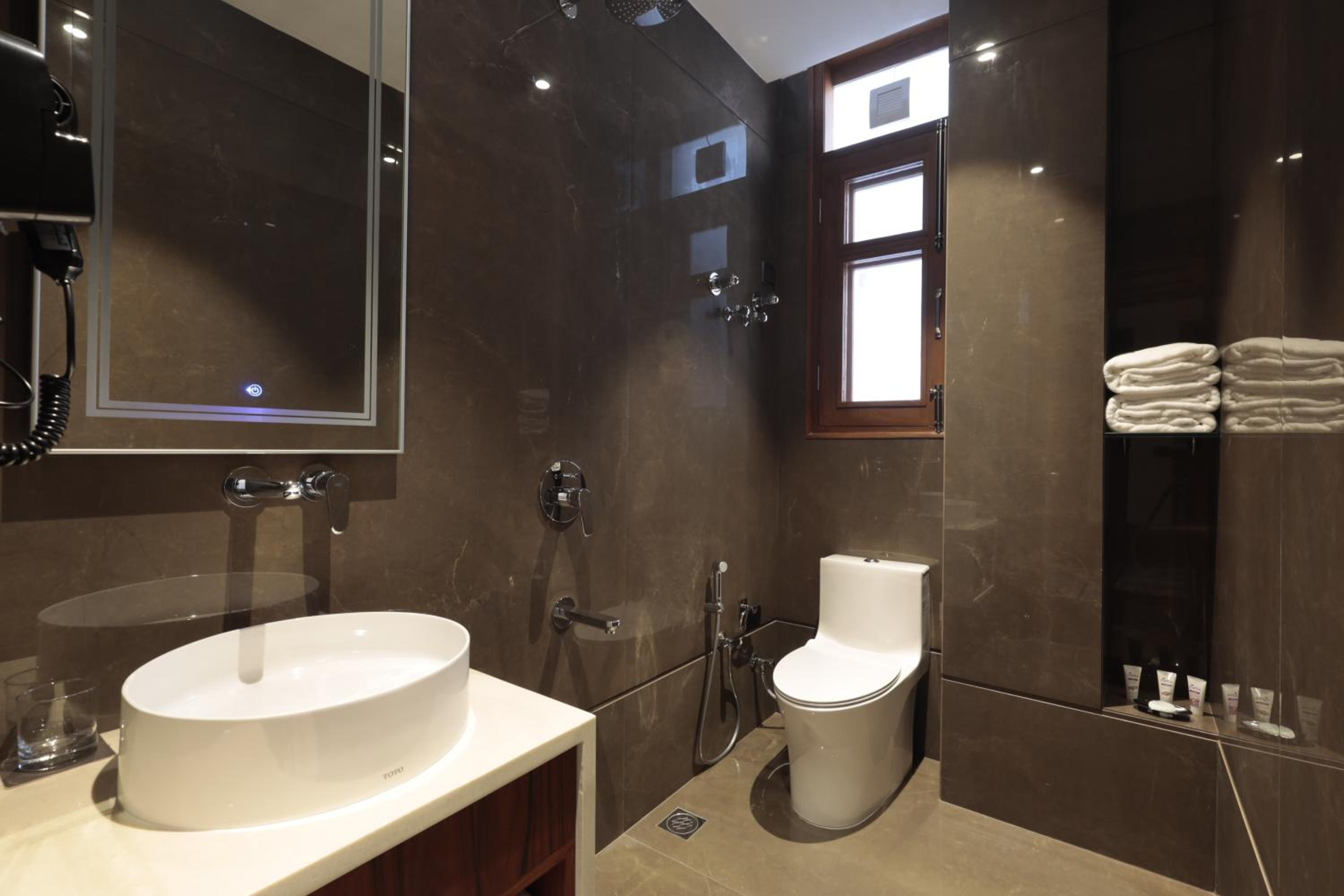 Standard King Room - Photo 6