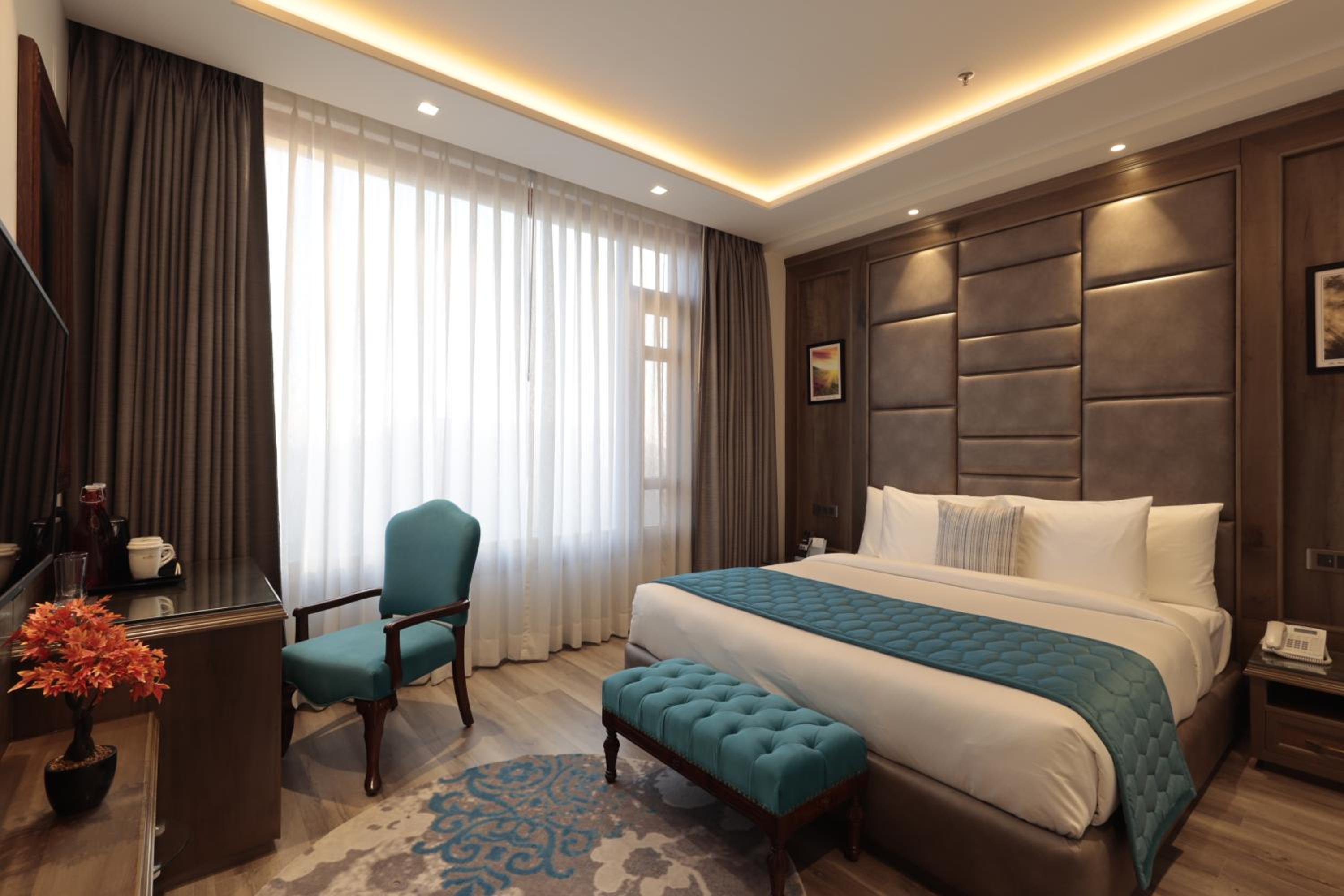 Standard King Room - Photo 8