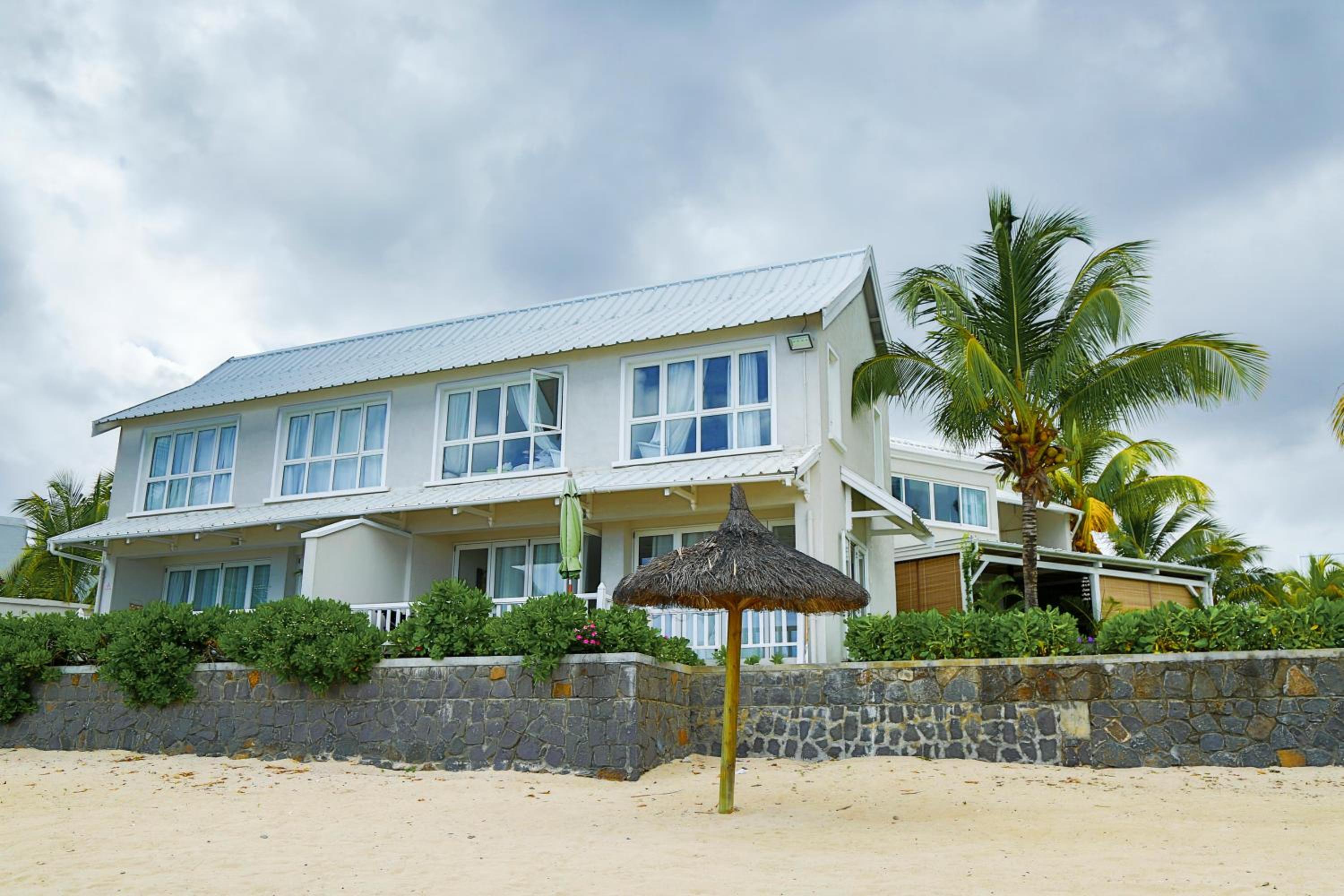 Duplex de Dois Quartos de Frente para a Praia com Vista para o Mar