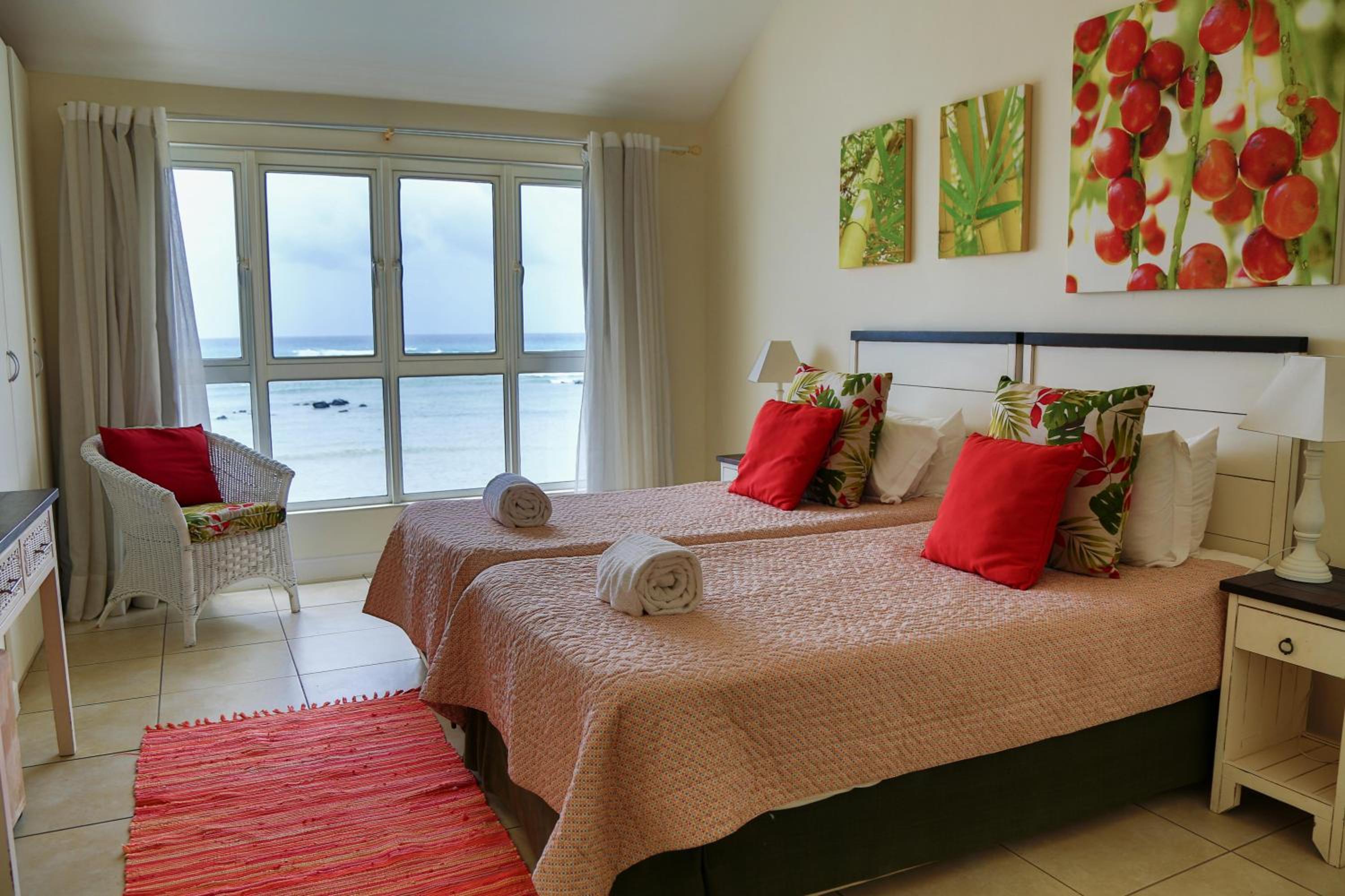 Duplex de Dois Quartos de Frente para a Praia com Vista para o Mar