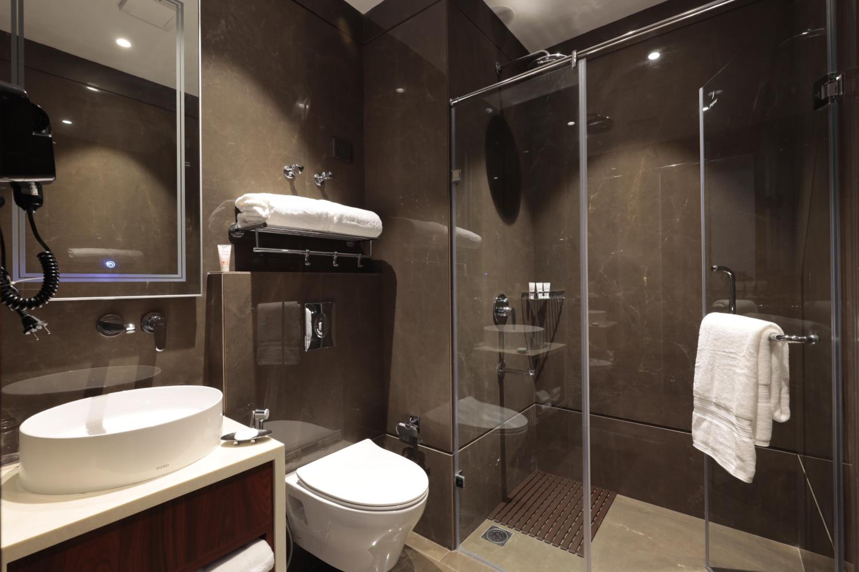 Standard King Room - Photo 7