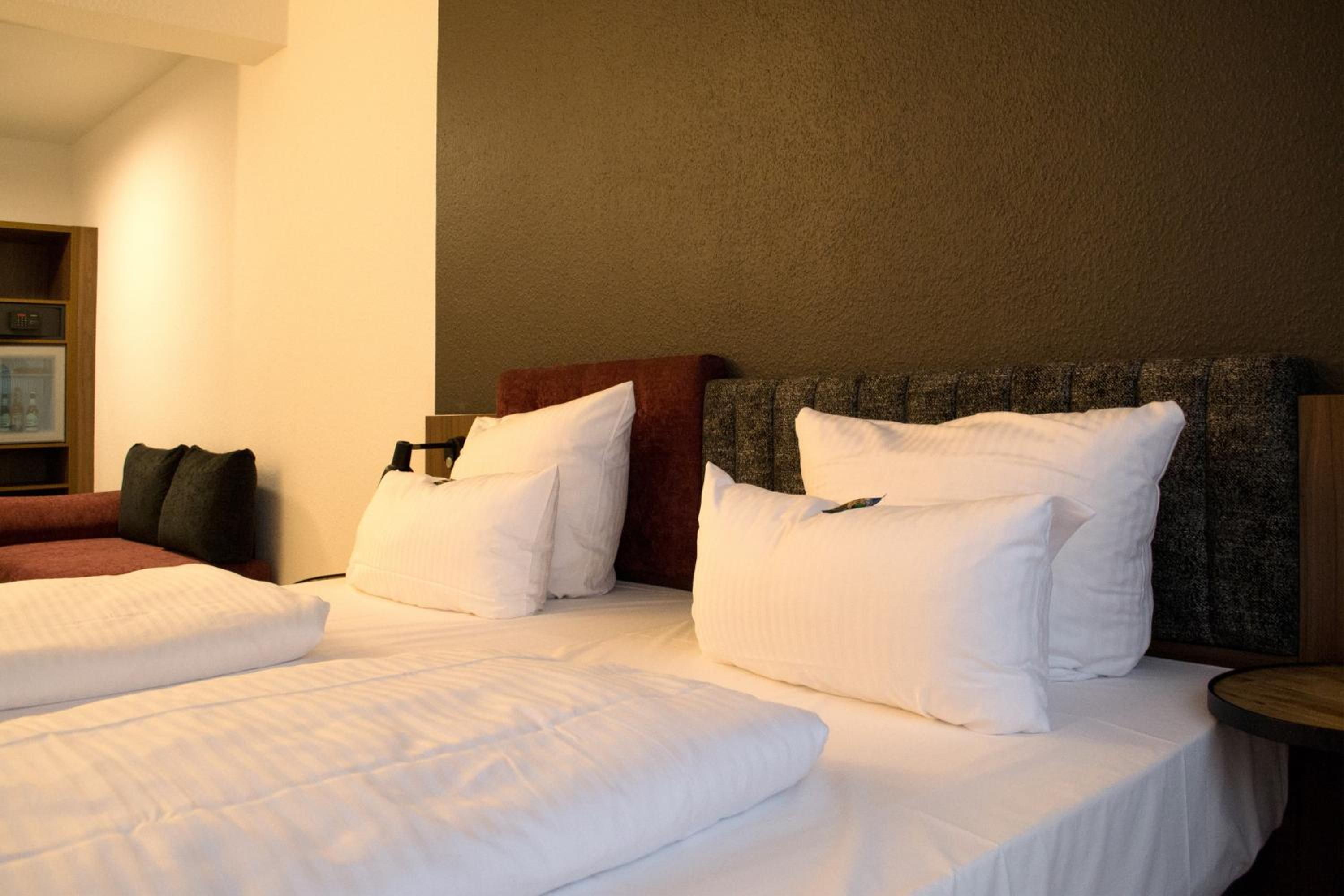 Large Double Room - Photo 7
