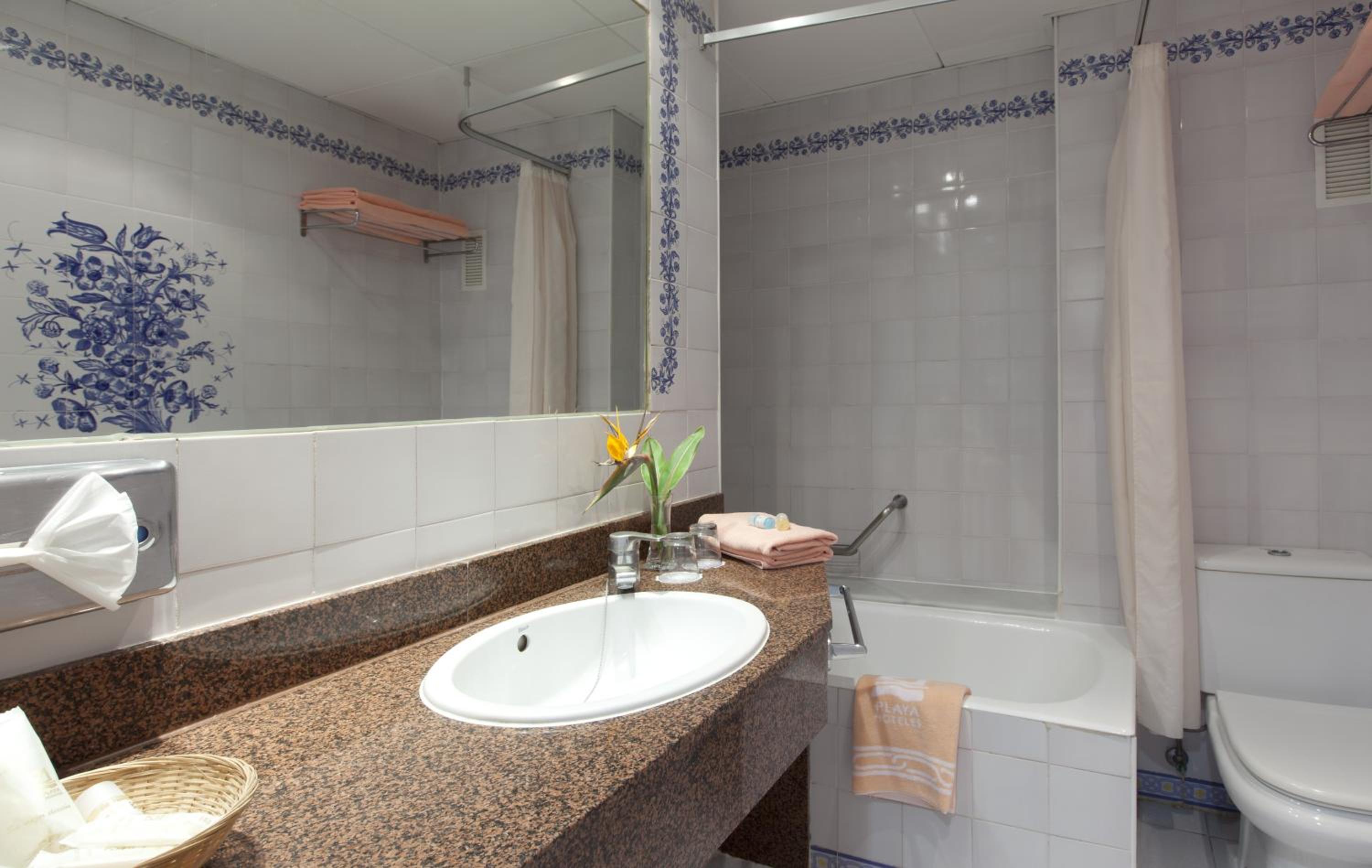 Double or Twin Room - Photo 8