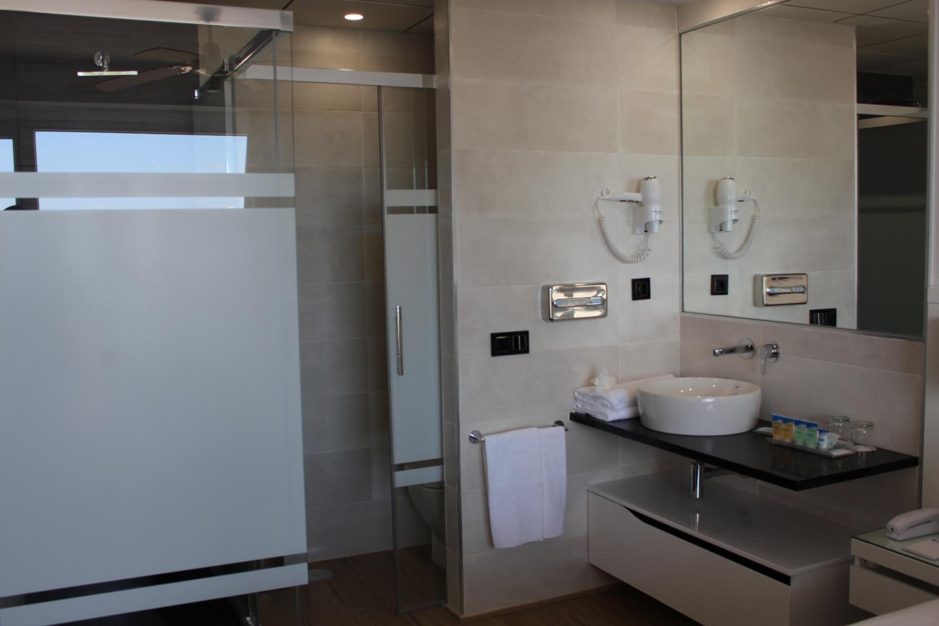 Superior Double Room (2 Adults + 1 Child) - Photo 13