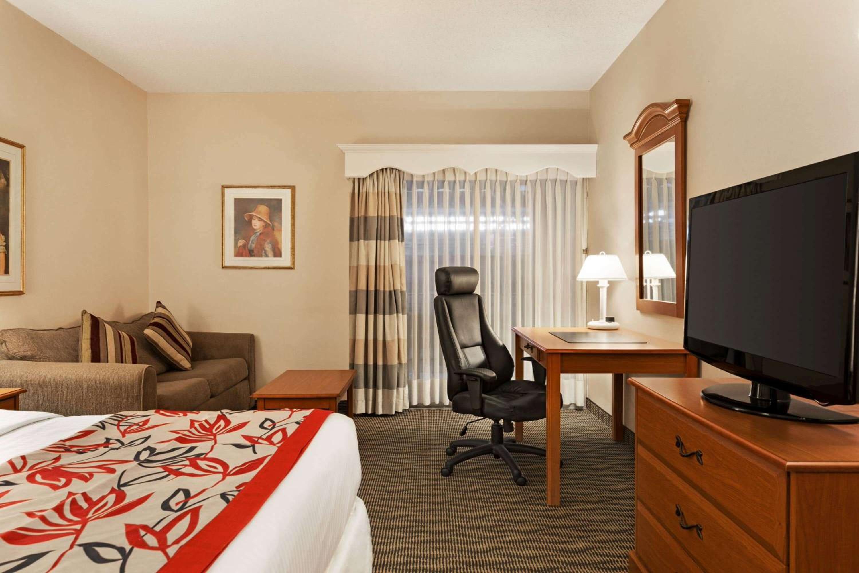 Business King Room with Balcony and Interior Courtyard - Stair Access Only/Non-Smoking photo 2