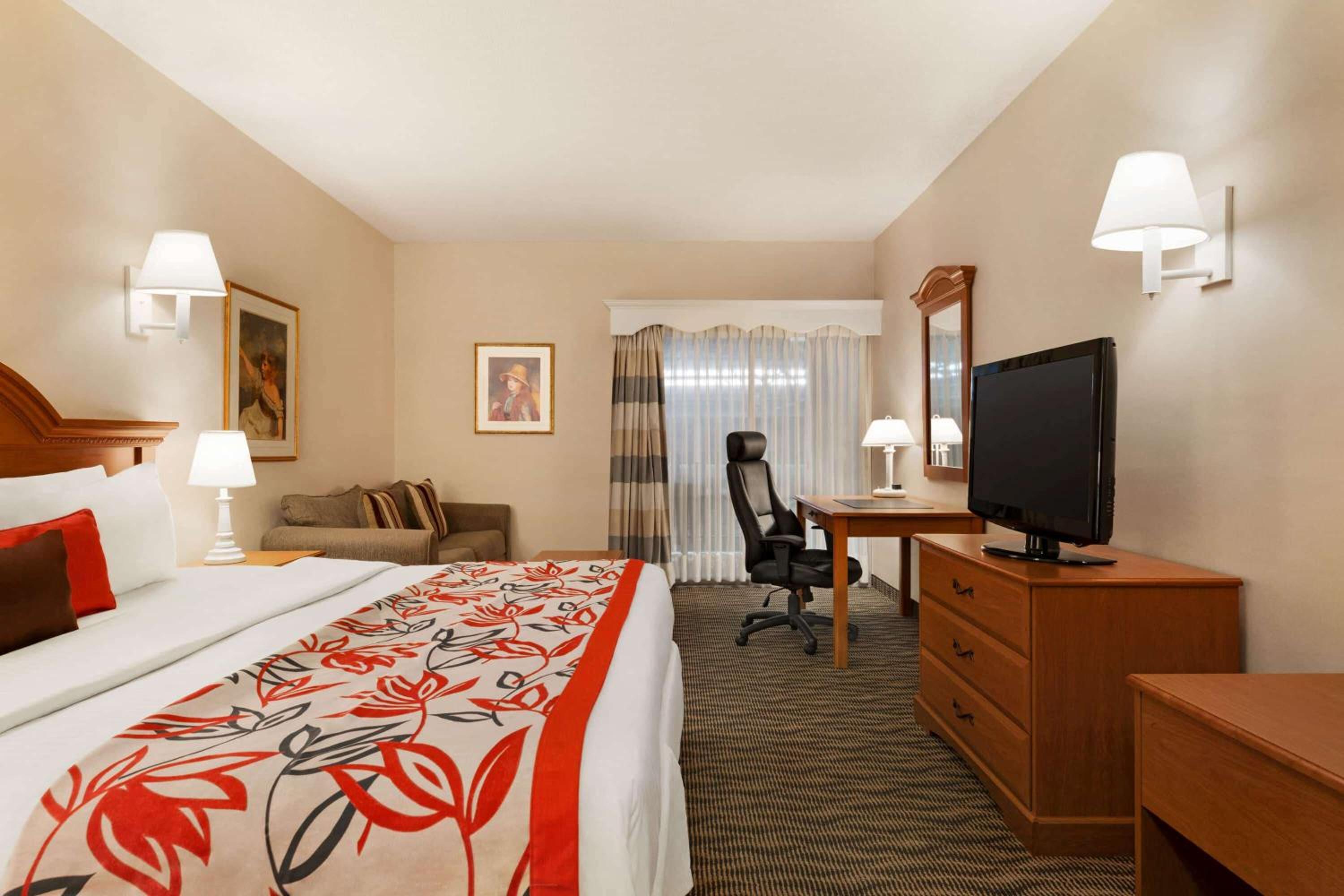 Business King Room with Balcony and Interior Courtyard - Stair Access Only/Non-Smoking photo 1