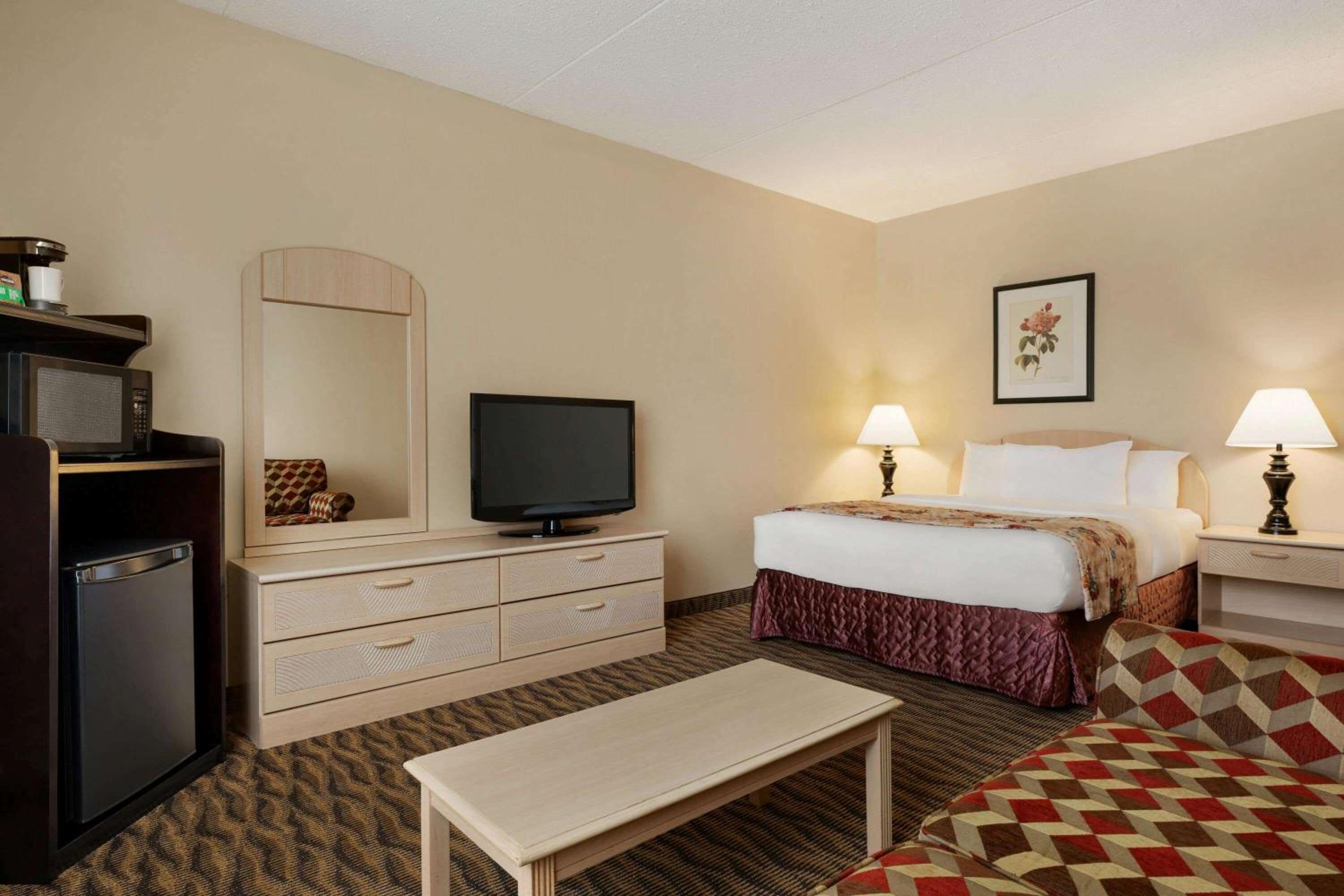 Queen Room with Sofa Bed - Stair Access Only - Pet-Friendly/Non-Smoking photo 1