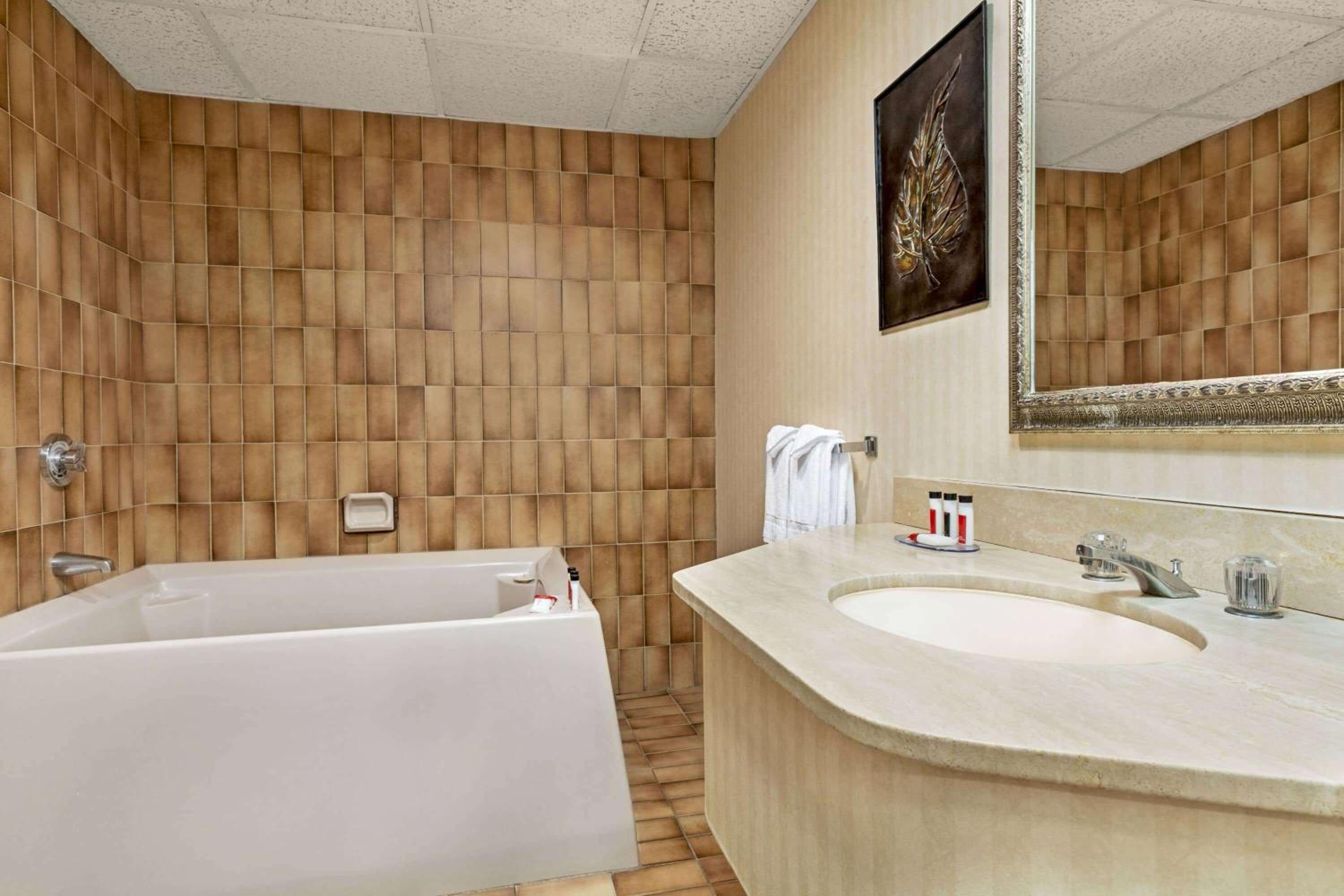 Studio Suite with Two Queen Beds - Stair Access Only/Non-Smoking photo 2